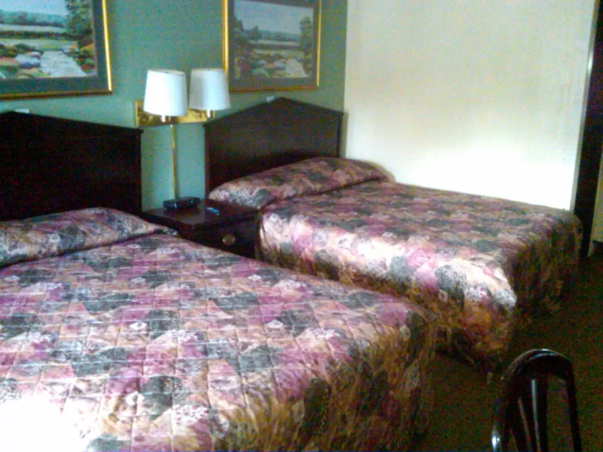 Bedroom, Bed in Knights Inn - Battle Creek