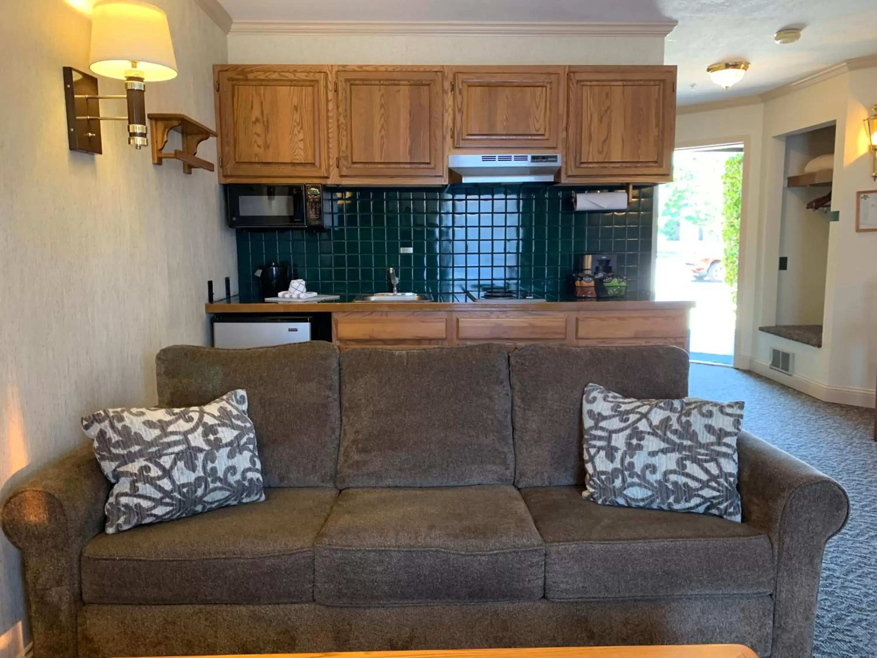 Seating Area in Coachman Inn Oak Harbor