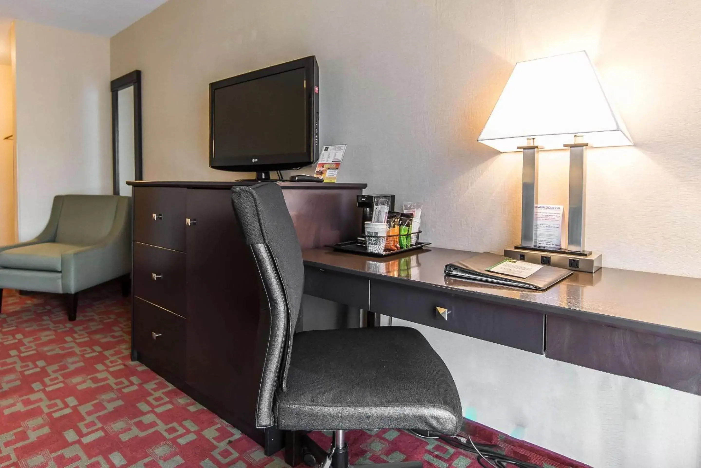 Photo of the whole room, TV/Entertainment Center in Quality Inn Shelburne - Burlington