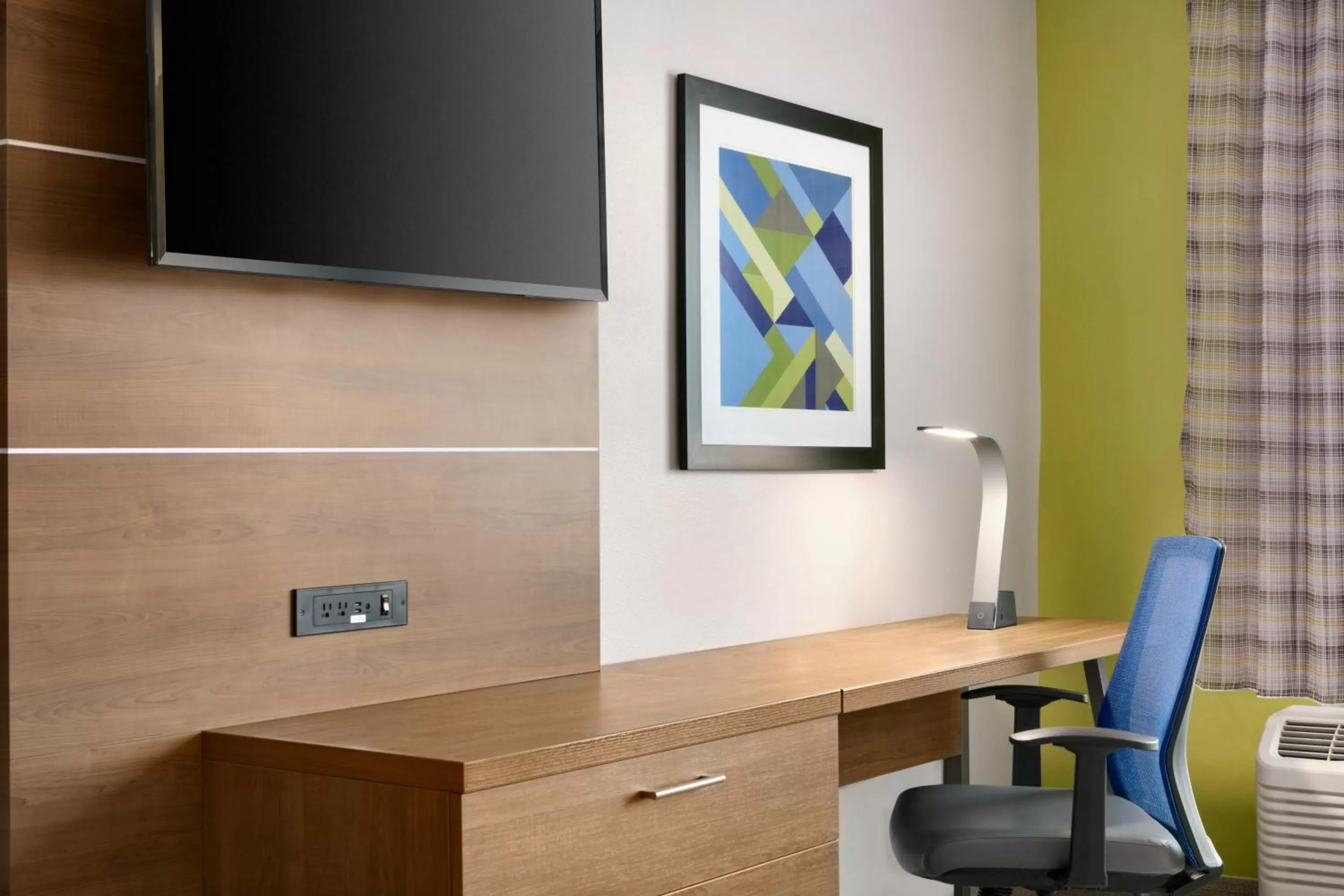 TV and multimedia in Holiday Inn Express & Suites Salisbury by IHG