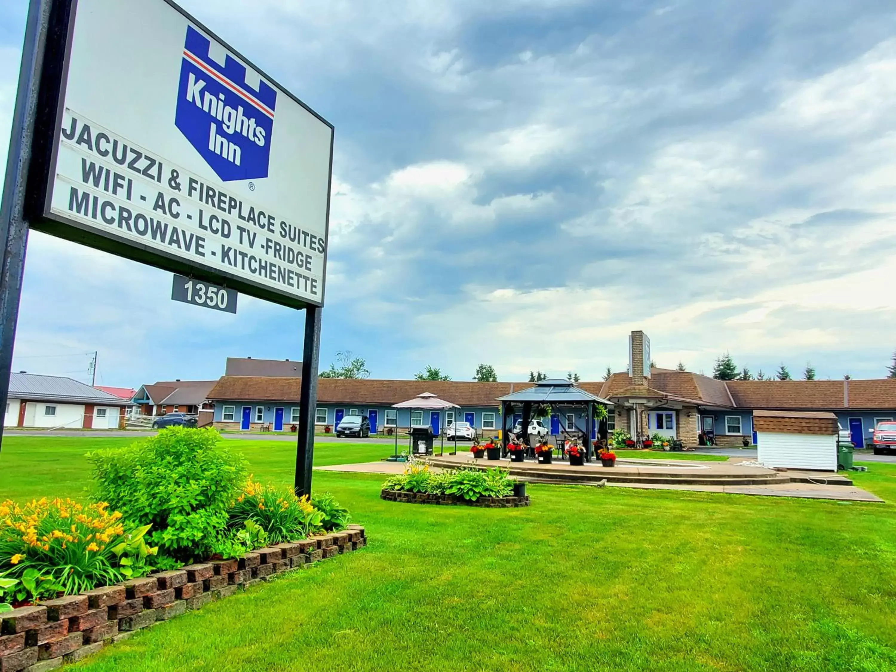 Property building in Knights Inn Colonial Fireside Inn Property building in Knights Inn Colonial Fireside Inn