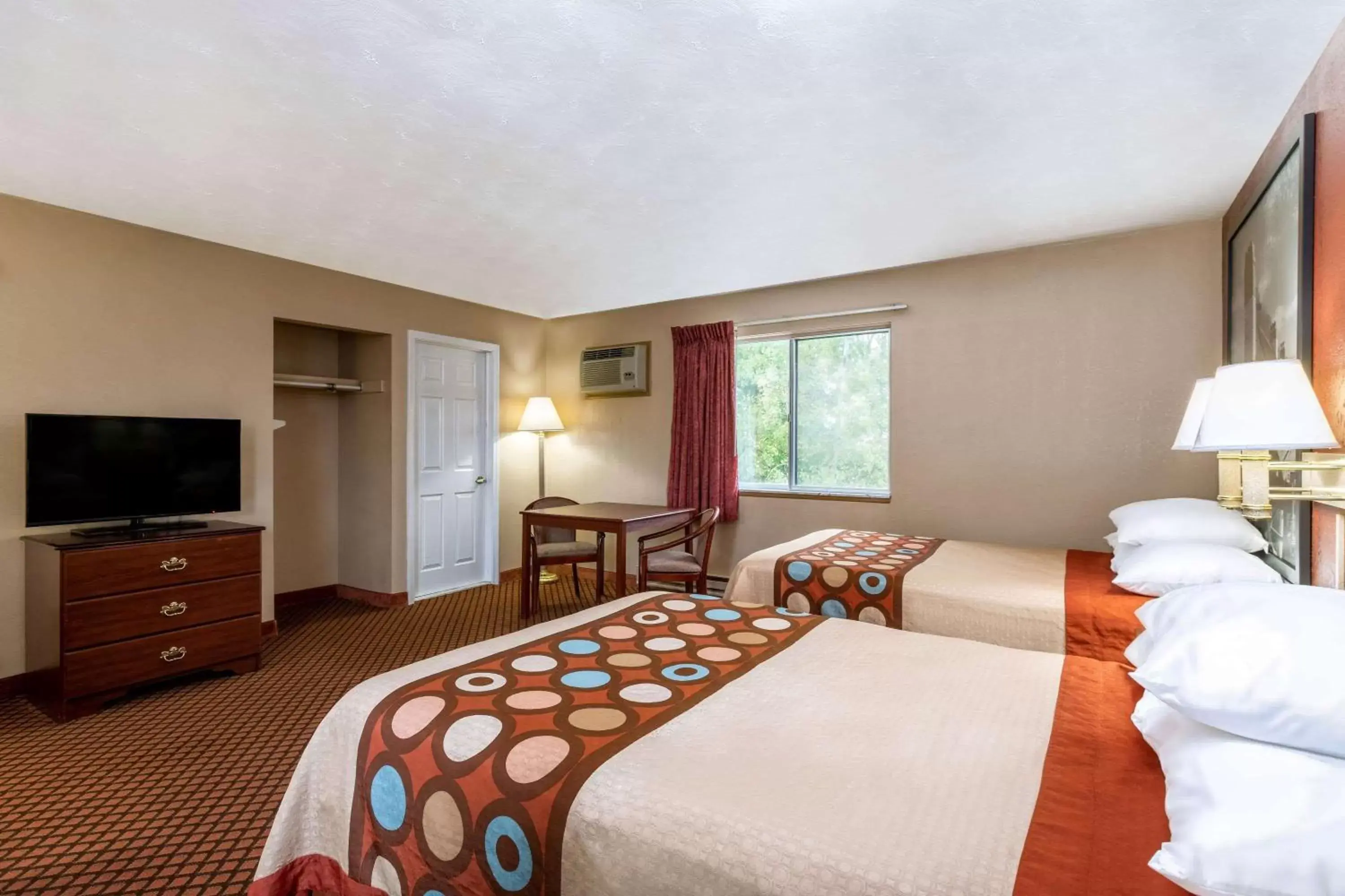 Photo of the whole room, Bed in Super 8 by Wyndham Marysville/Port Huron Area