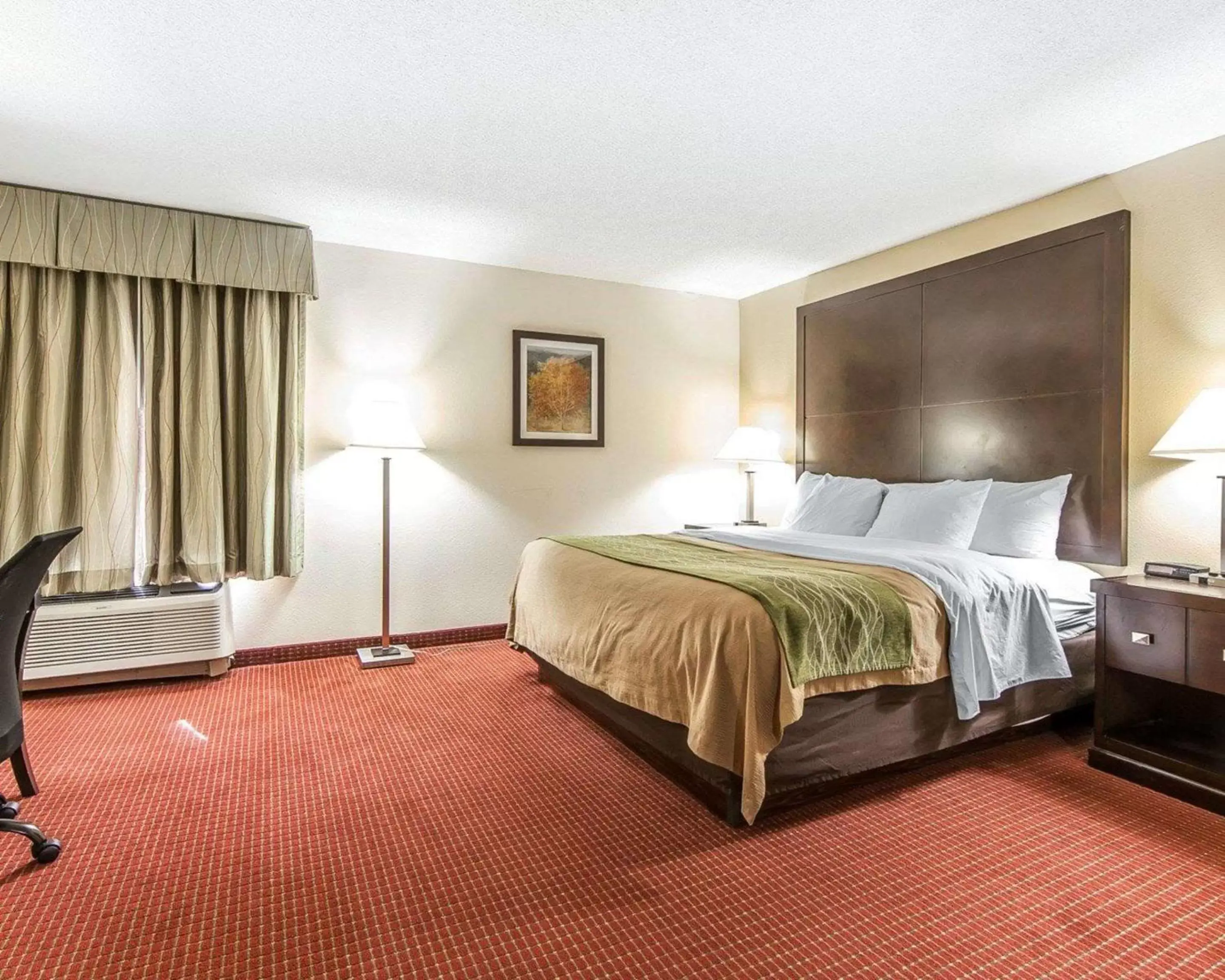 Photo of the whole room, Bed in Quality Inn & Suites Portsmouth