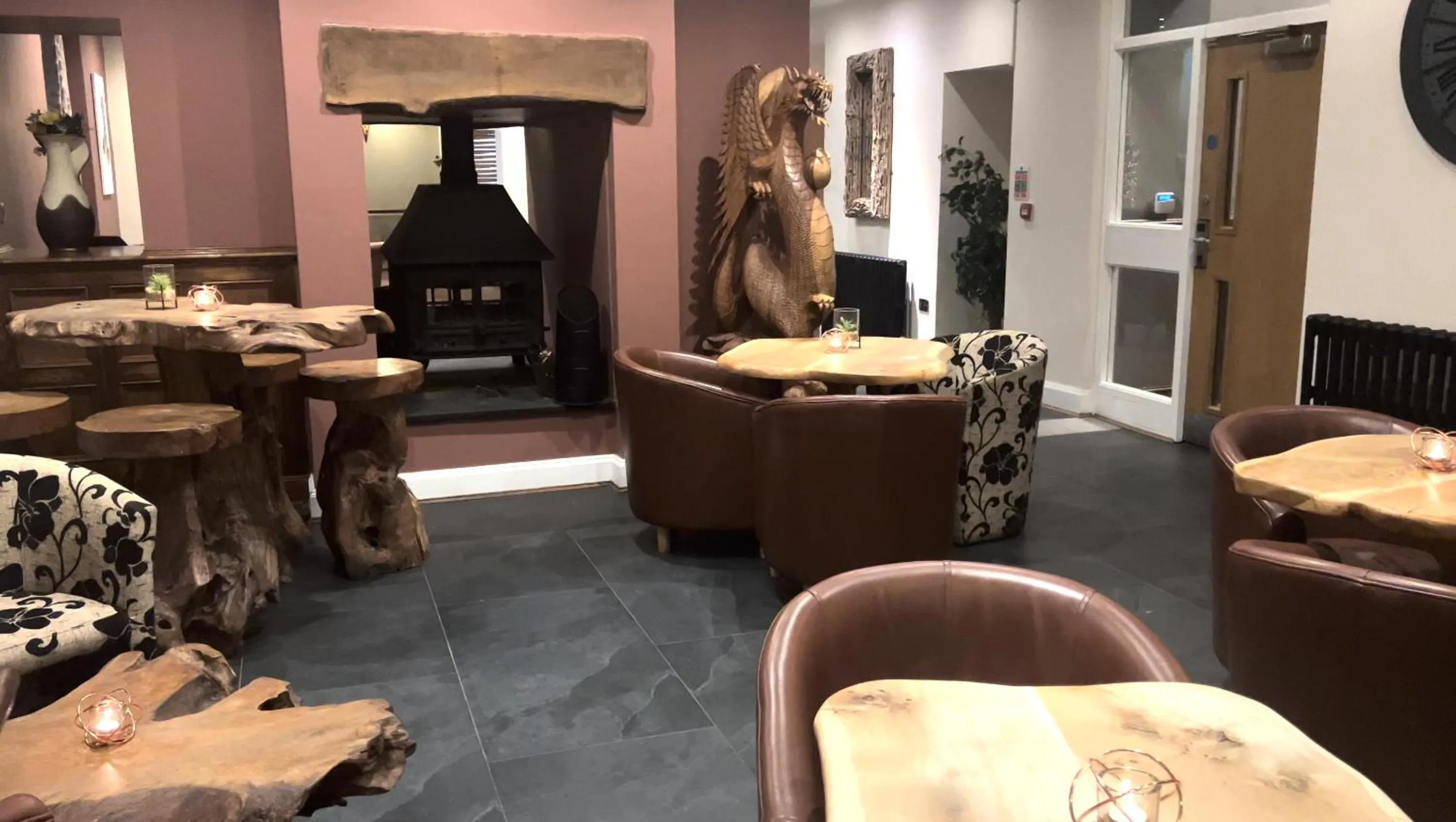 Restaurant/places to eat in Aberdunant Hall