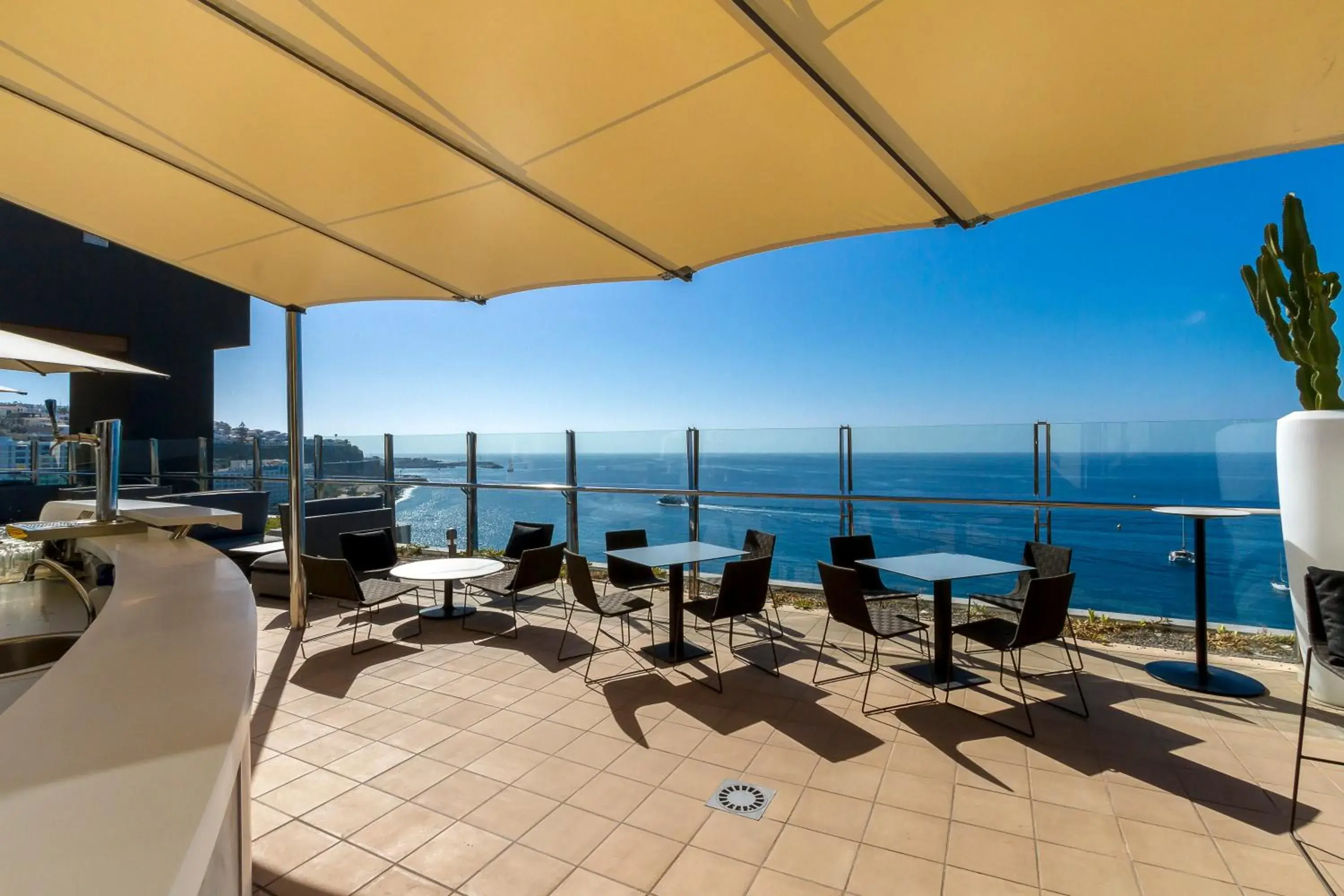 Lounge or bar in Radisson Blu Resort Gran Canaria Lounge or bar in Radisson Blu Resort Gran Canaria