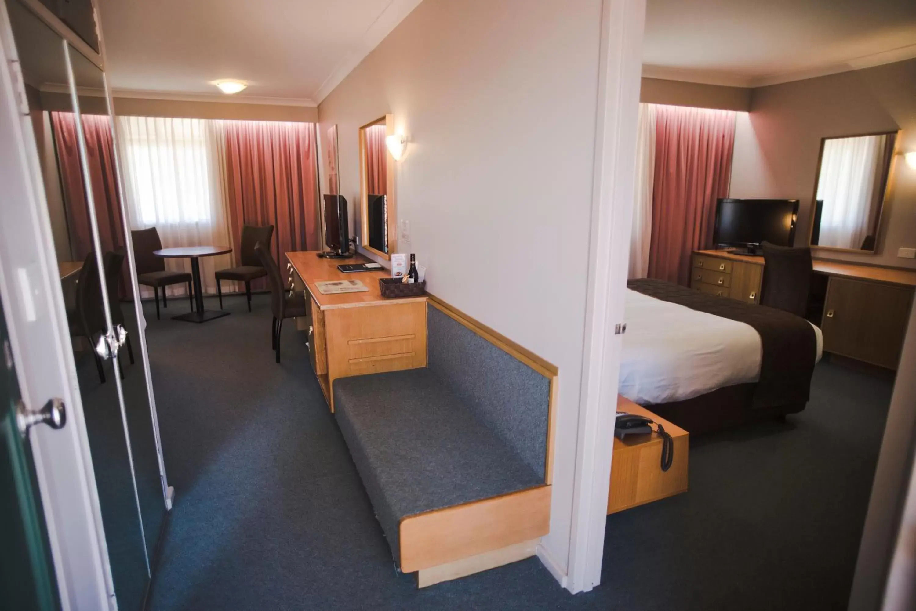 Toilet, TV/Entertainment Center in Hospitality Kalgoorlie, SureStay Collection by Best Western