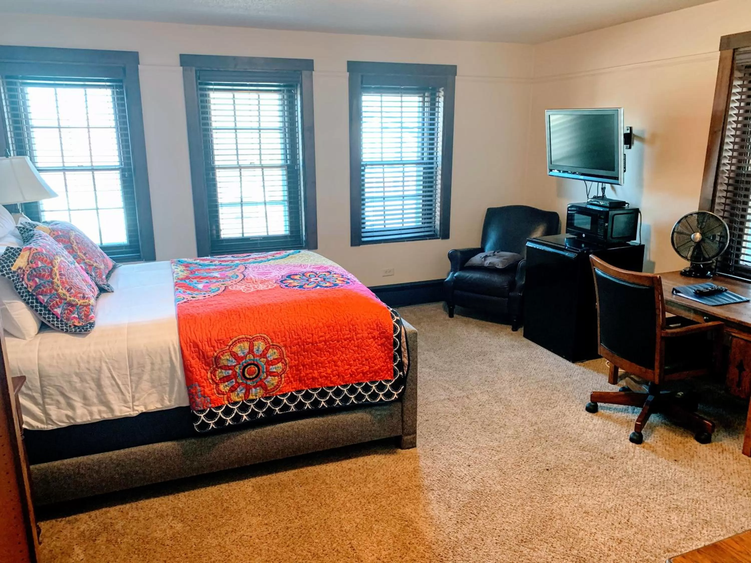 Bed in Iowa House Historic Inn