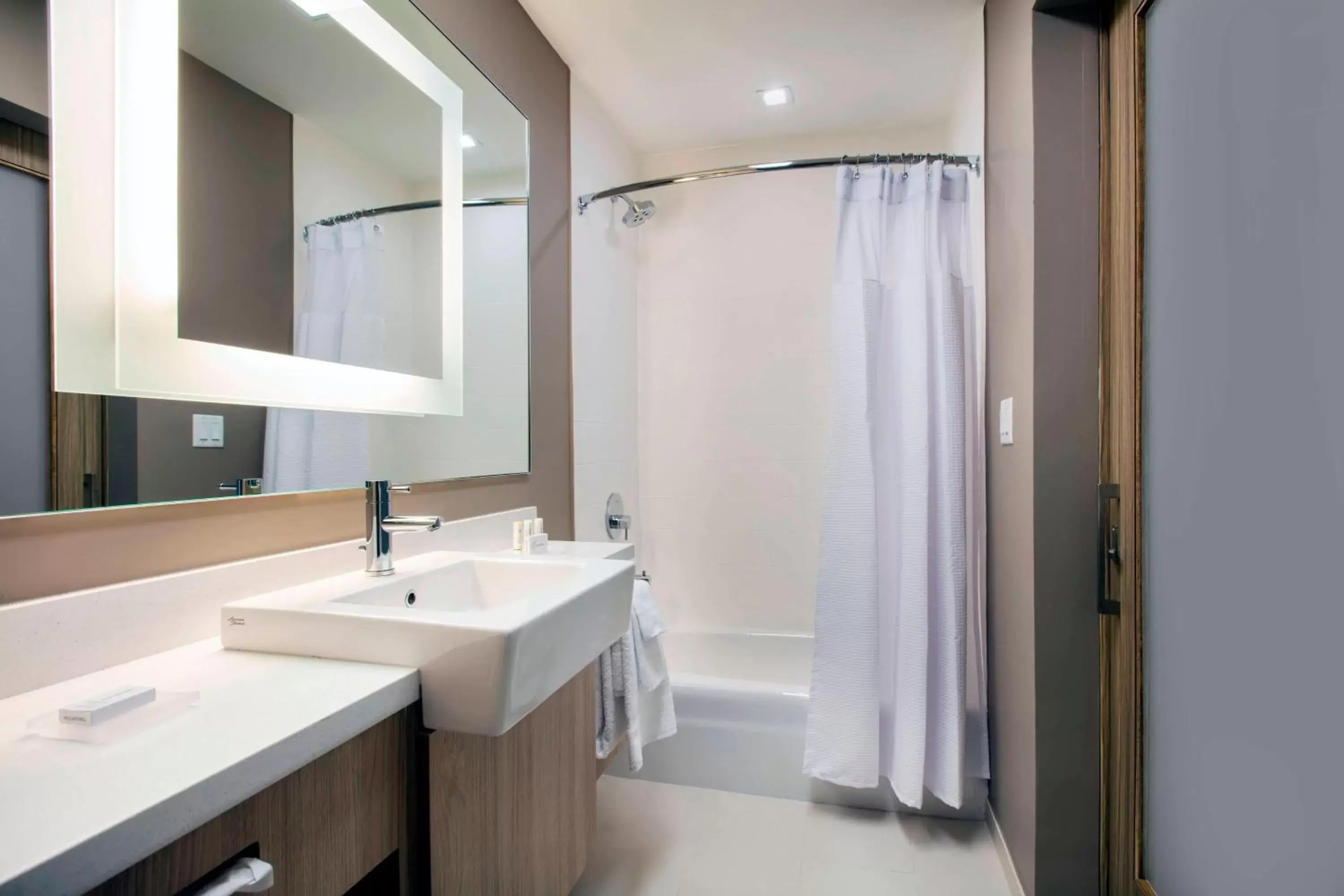 Bathroom in SpringHill Suites by Marriott Miami Doral