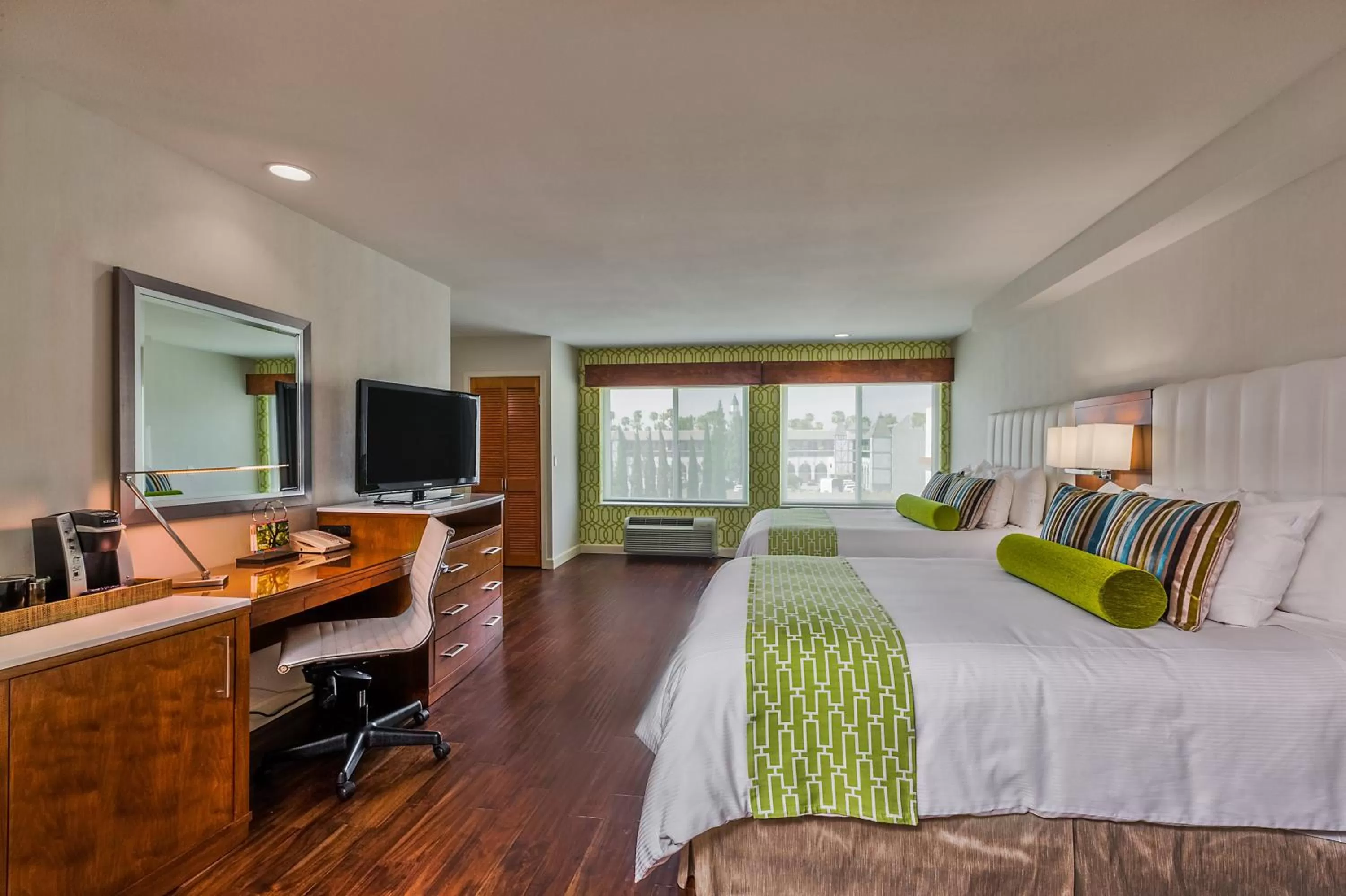 Photo of the whole room, Bed in Hotel Indigo Anaheim by IHG