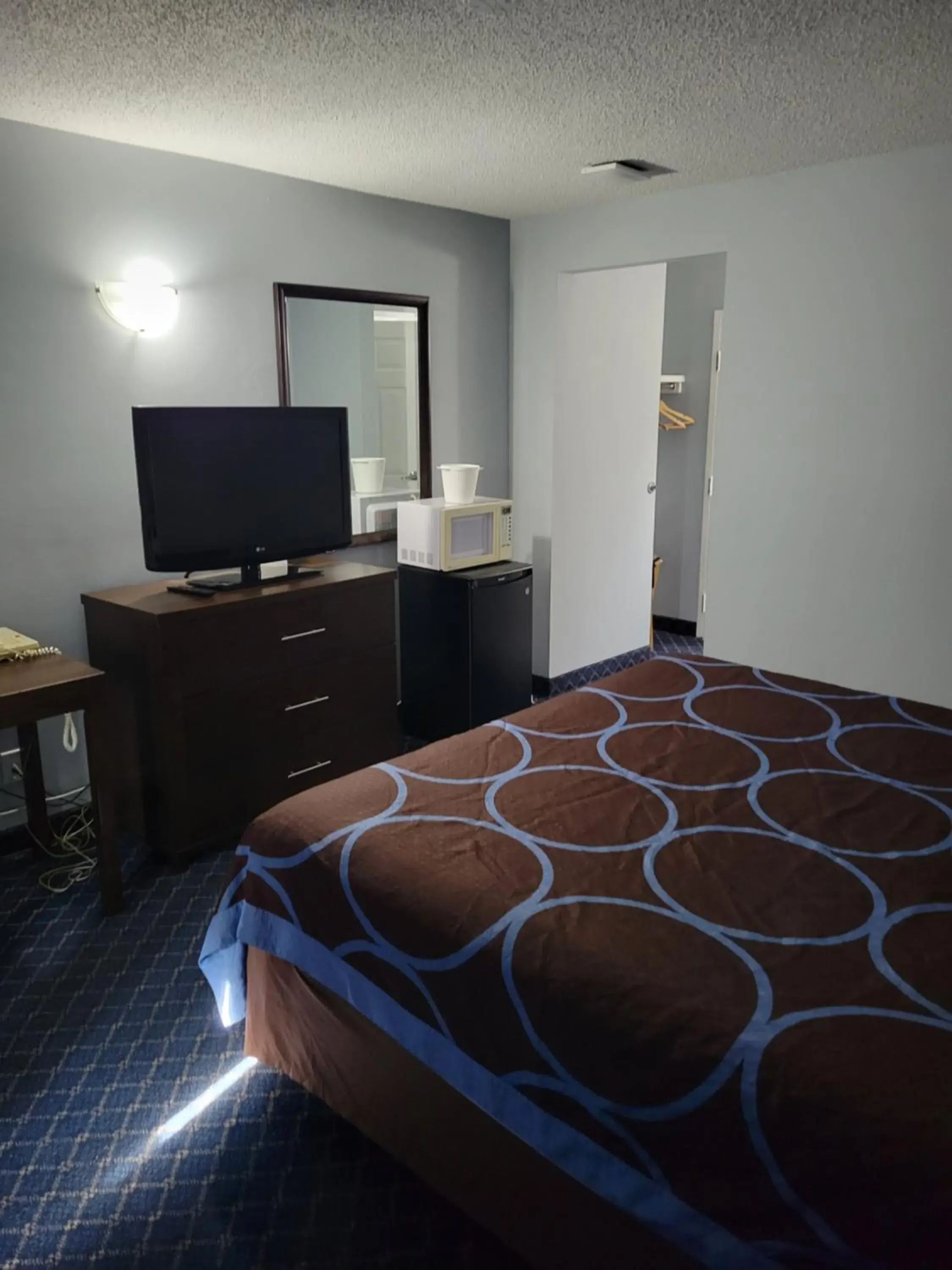 TV and multimedia, Bed in Super 8 by Wyndham Red Deer