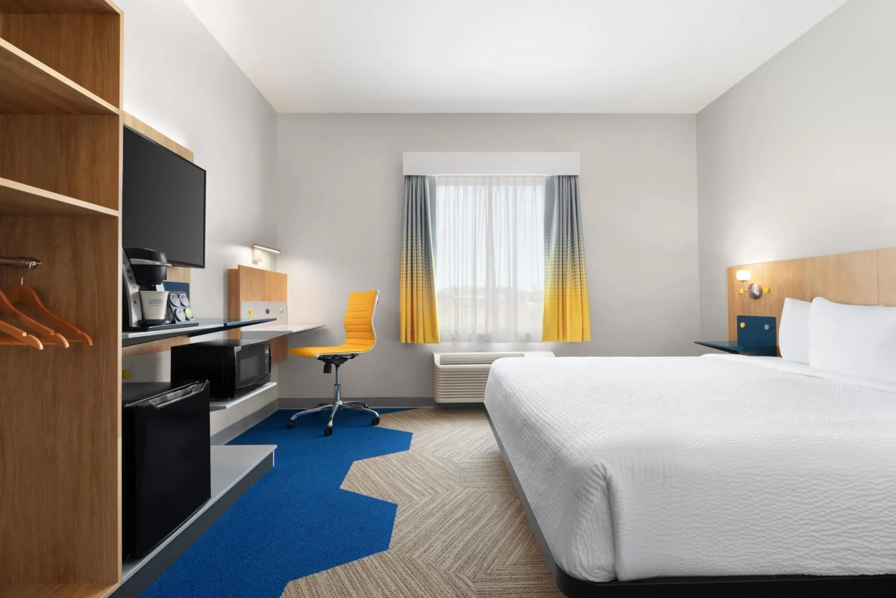 King Room with Roll-in Shower - Mobility Access/Non-Smoking in Microtel Inn & Suites by Wyndham Lachute