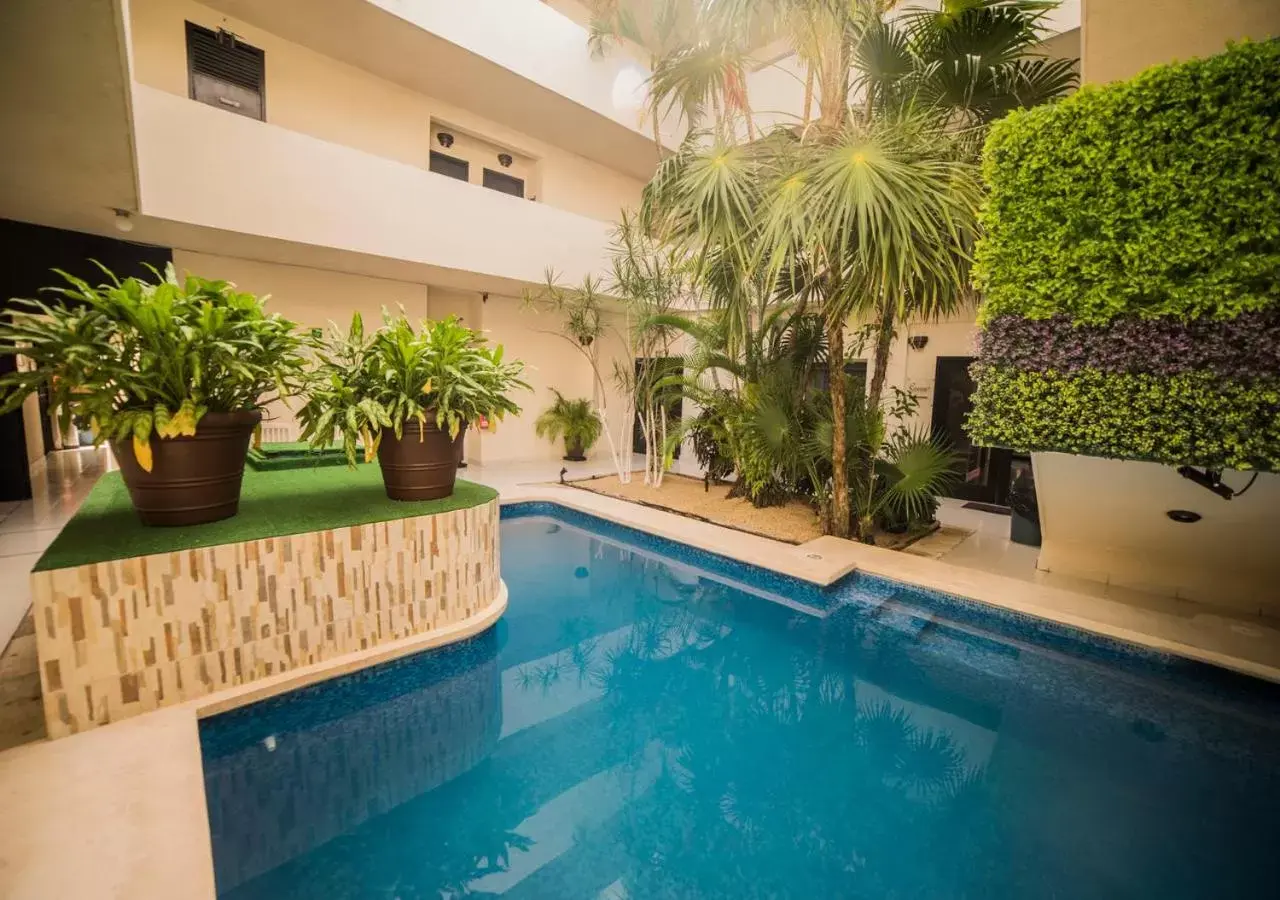 Swimming pool in Hotel Marlon Swimming pool in Hotel Marlon