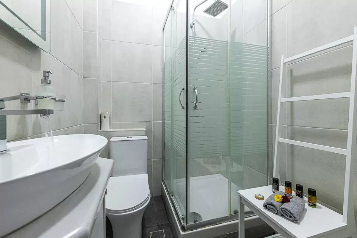 Bathroom in Comfort Stay Airport Studios - FREE shuttle from the Athens airport