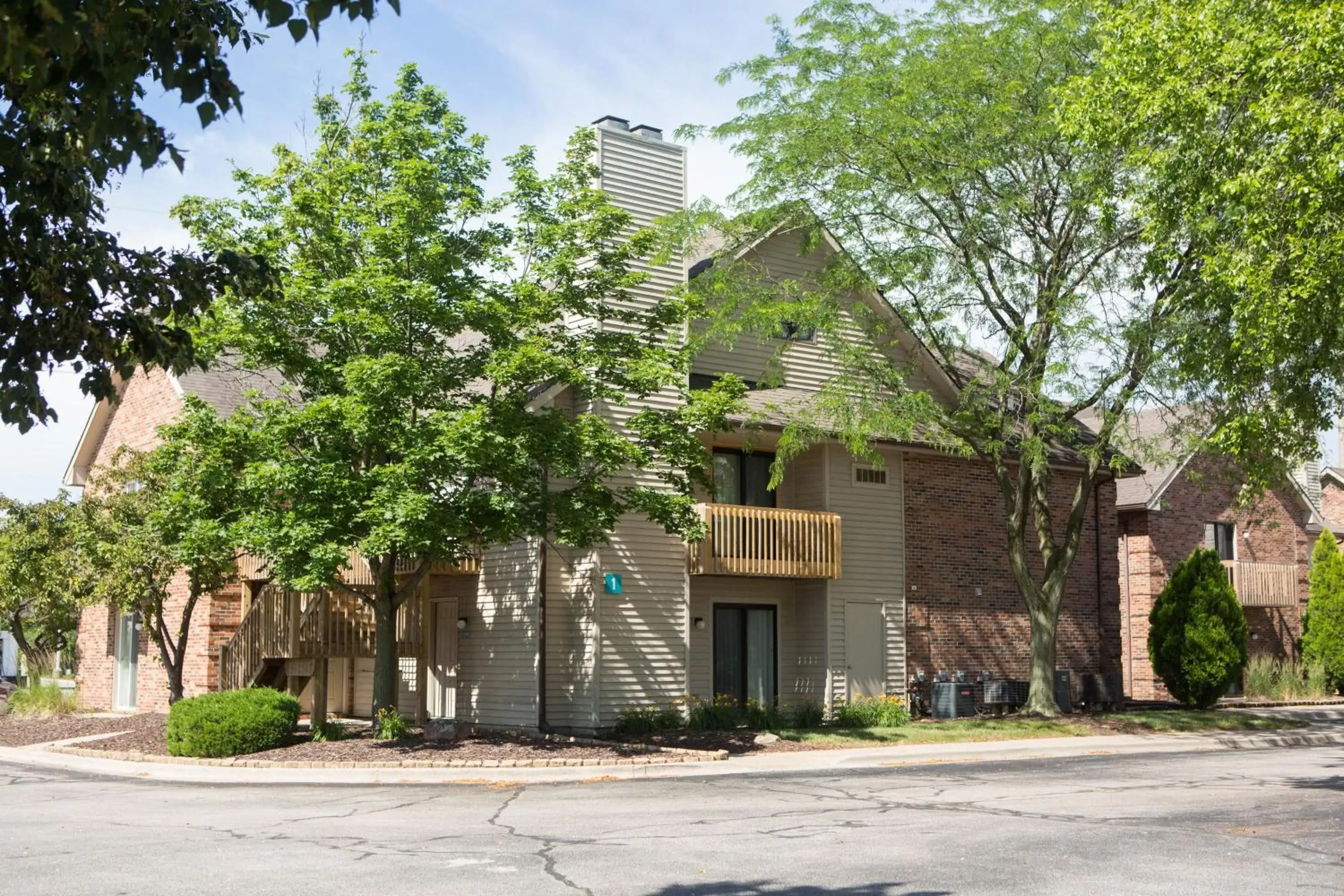 Balcony/Terrace, Property Building in Eastland Suites Extended Stay Hotel & Conference Center Urbana