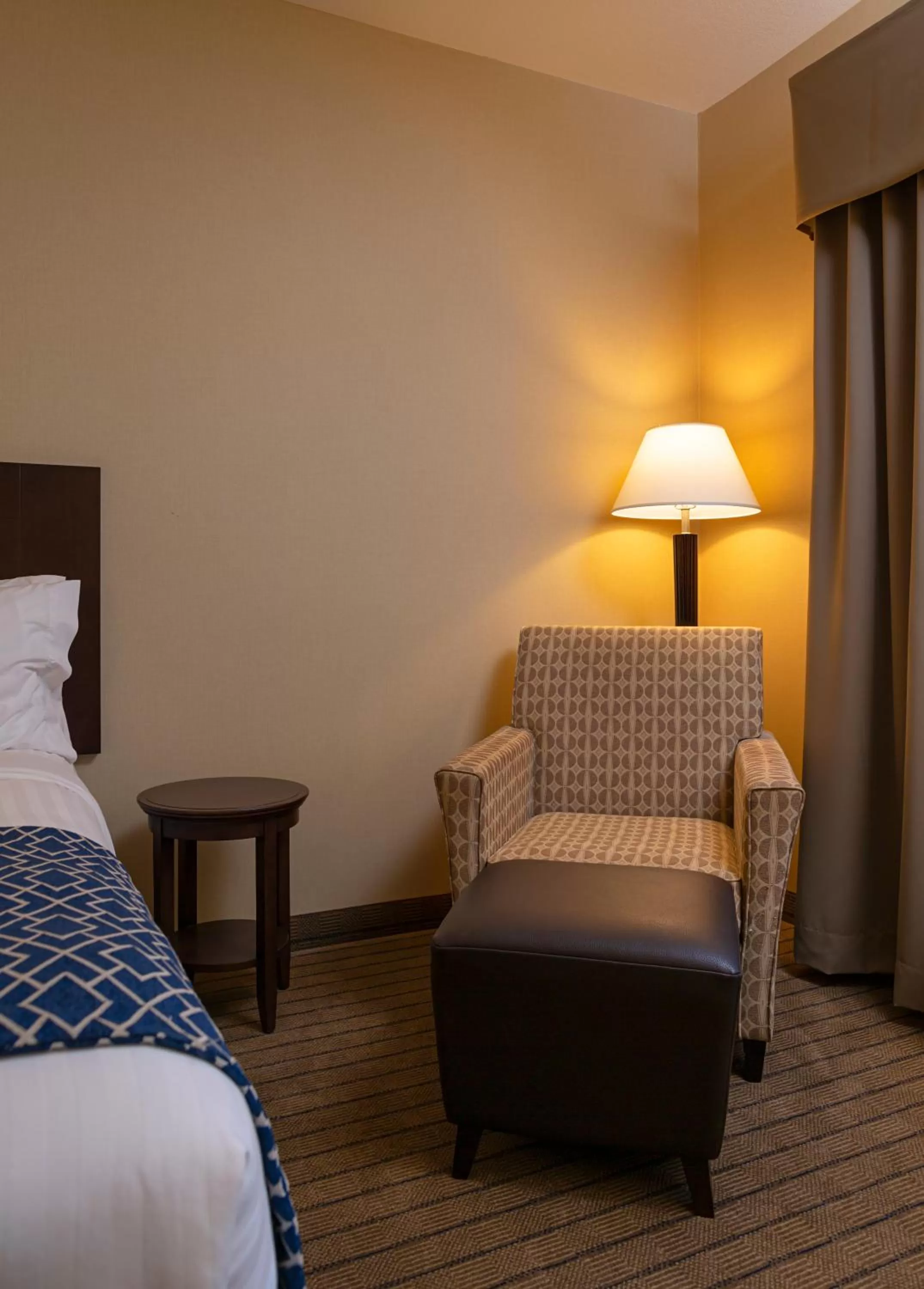 Seating area, Bed in Bayview Hotel