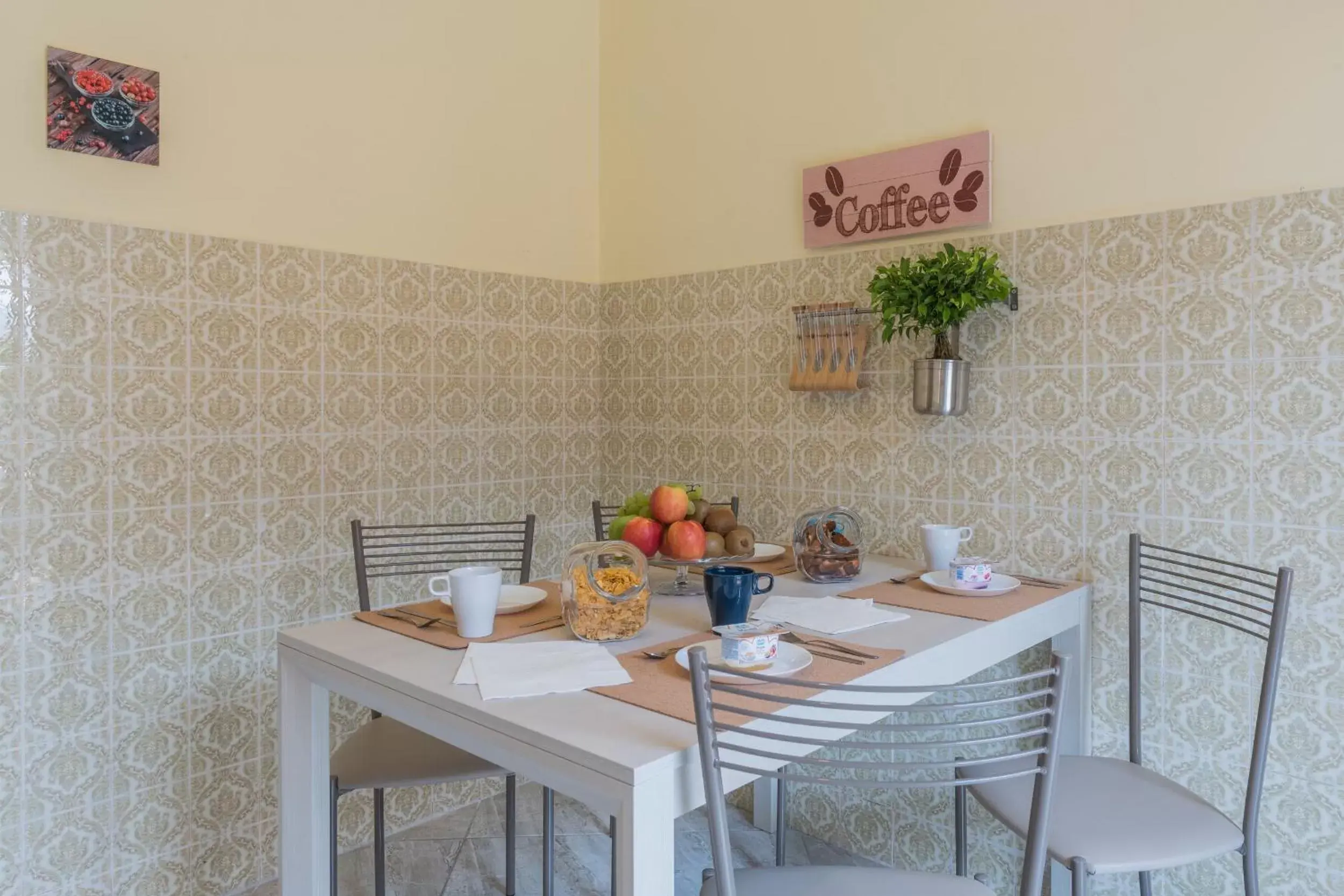 Dining Area in Travelershome Ciampino Bed&Breakfast