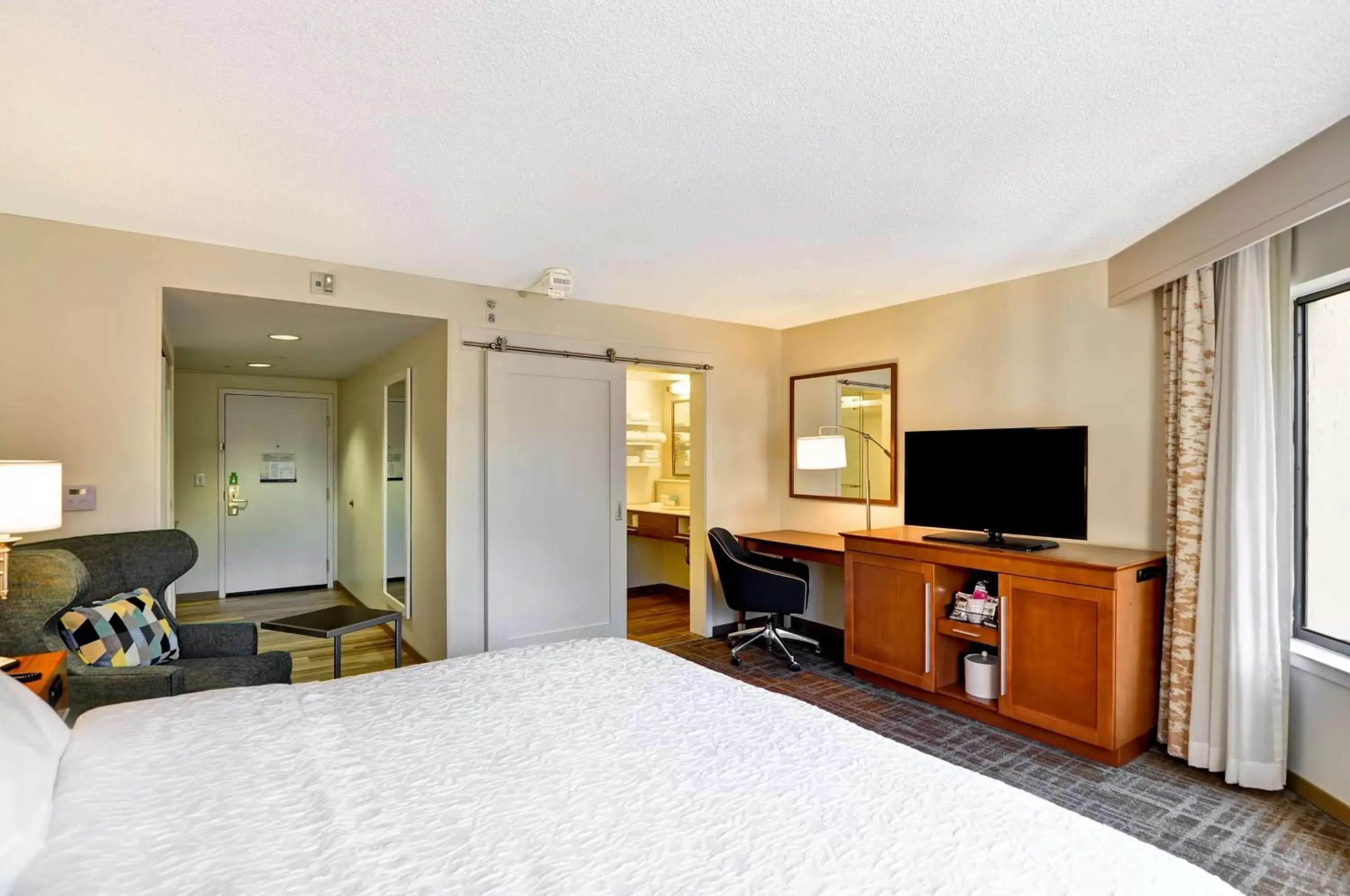 Bed, TV/Entertainment Center in Hampton Inn Boca Raton