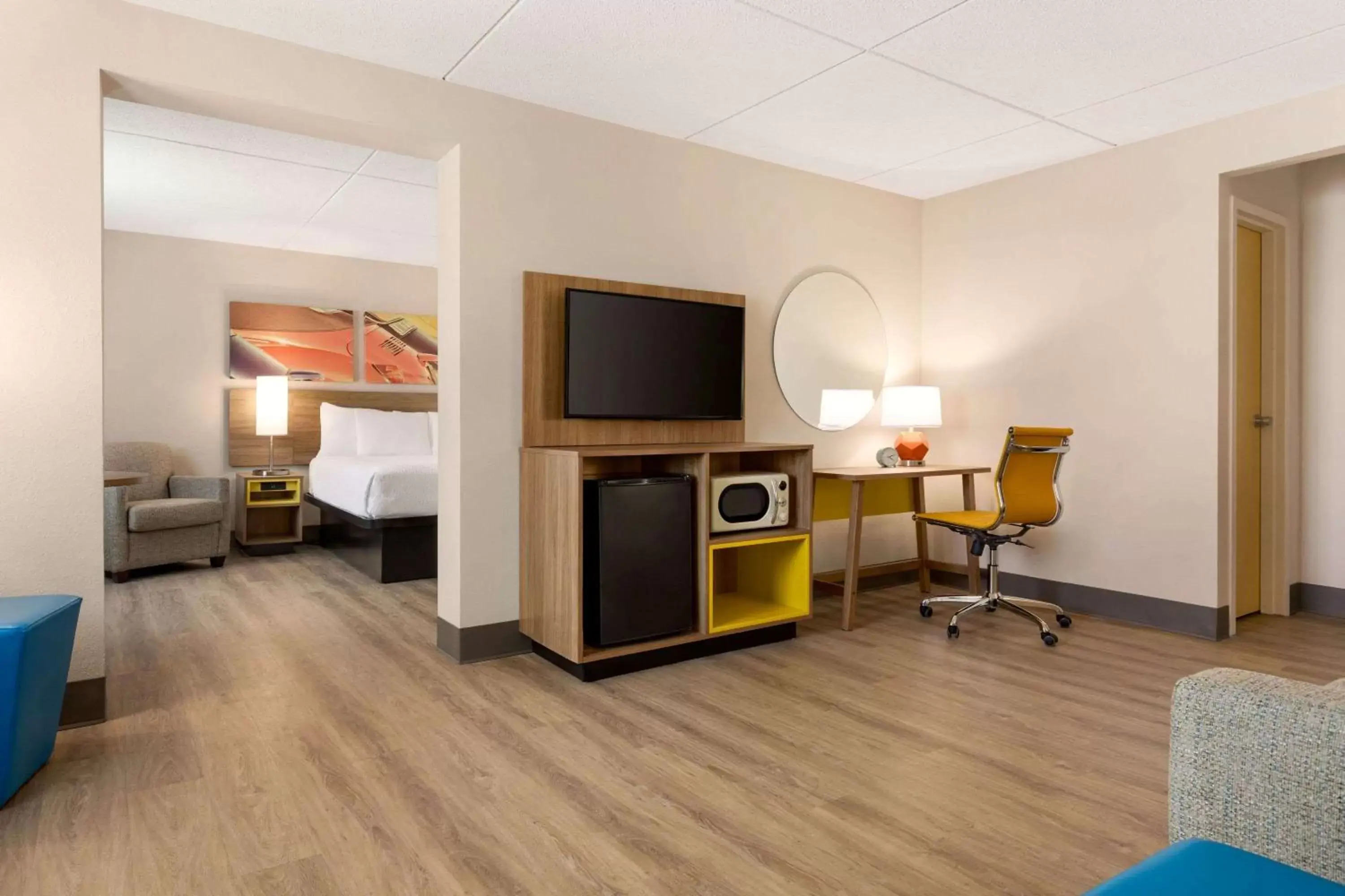 Photo of the whole room, TV/Entertainment Center in Hotel Bo, a Days Inn by Wyndham Chattanooga Downtown