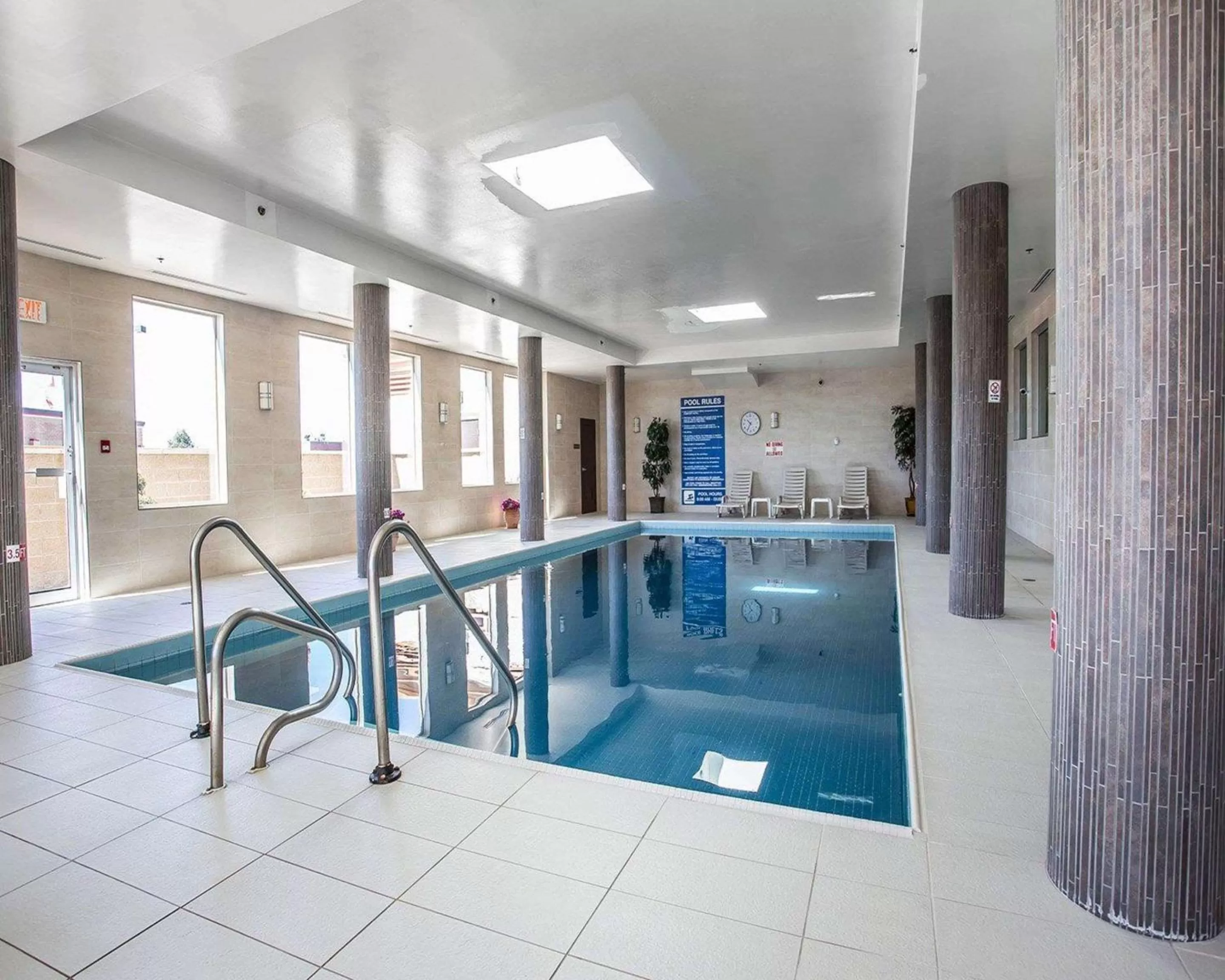 Swimming pool in Comfort Hotel Bayer's Lake