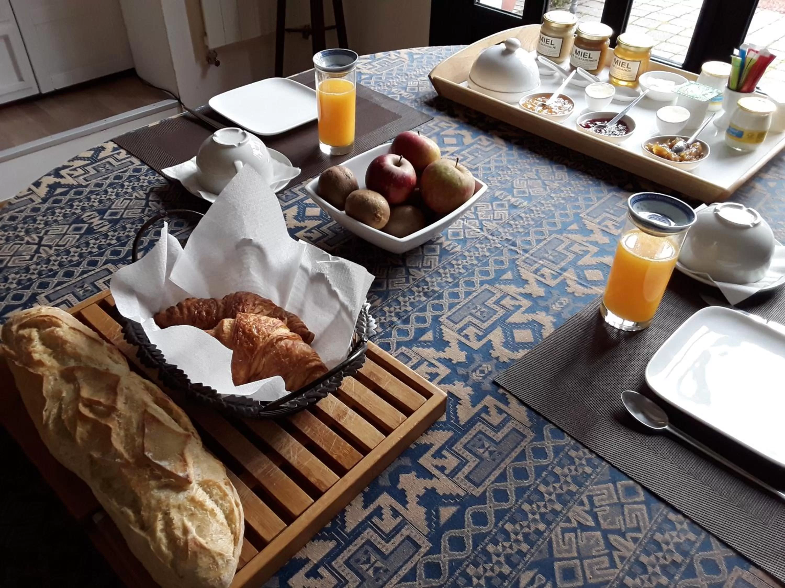 Continental breakfast in Chambres d'Hôtes Lovely Planette