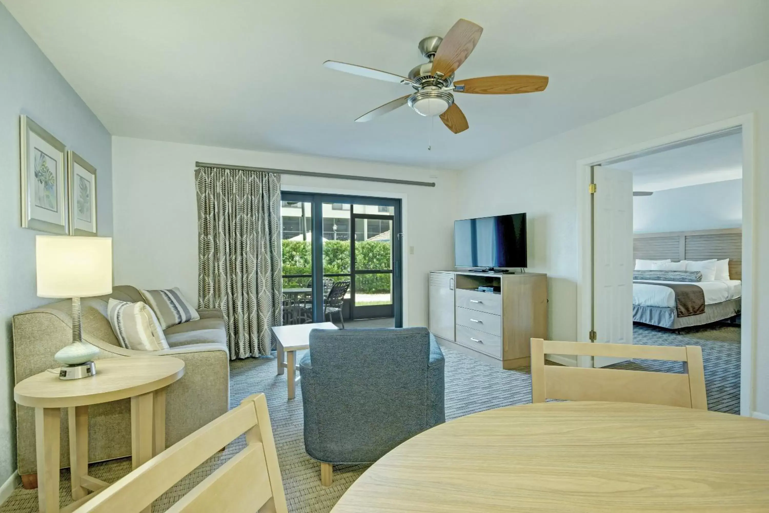 Living room, Bed in Club Wyndham Orlando International Living room, Bed in Club Wyndham Orlando International