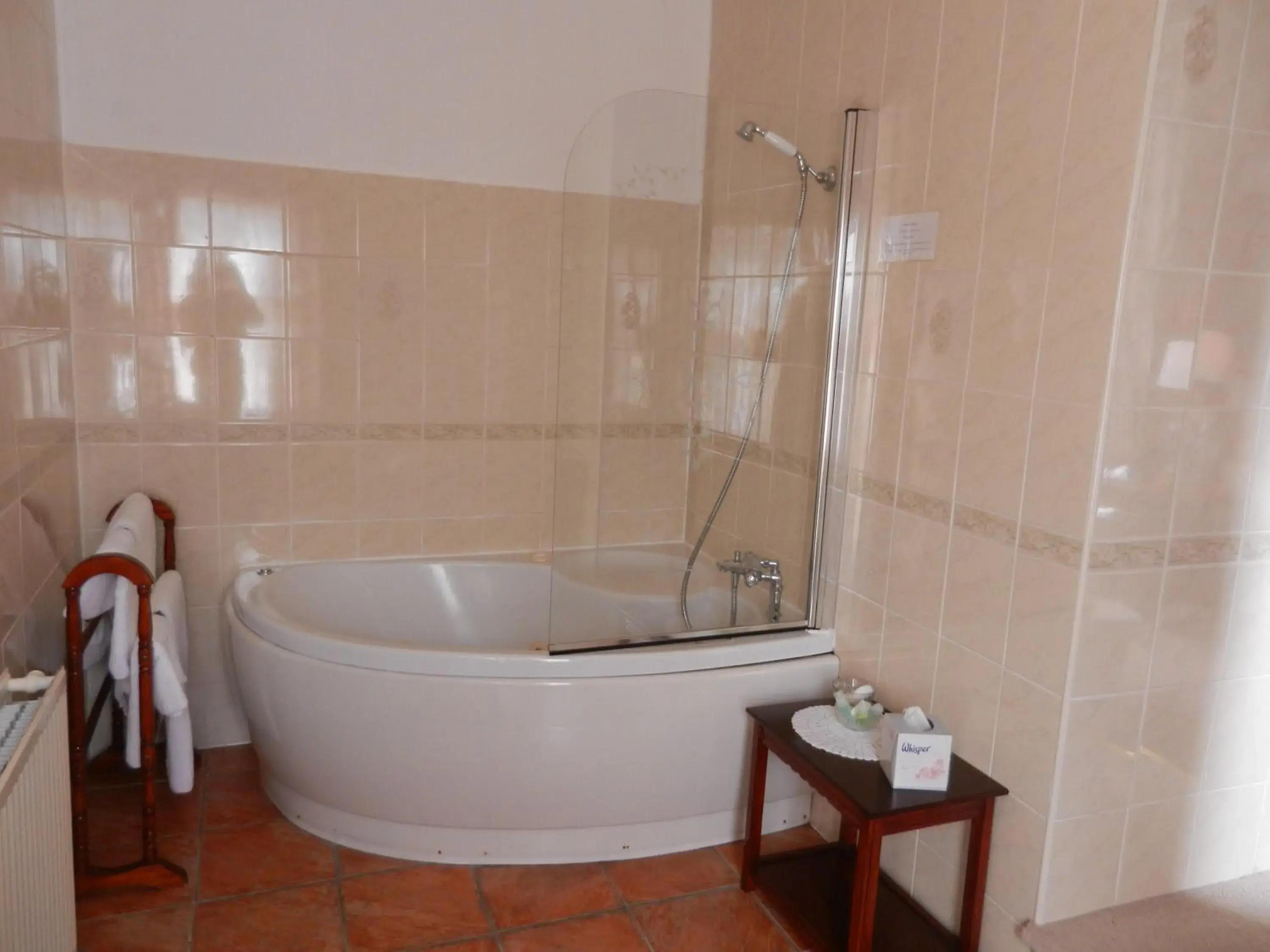 Shower, Bathroom in Mansfield Castle Hotel