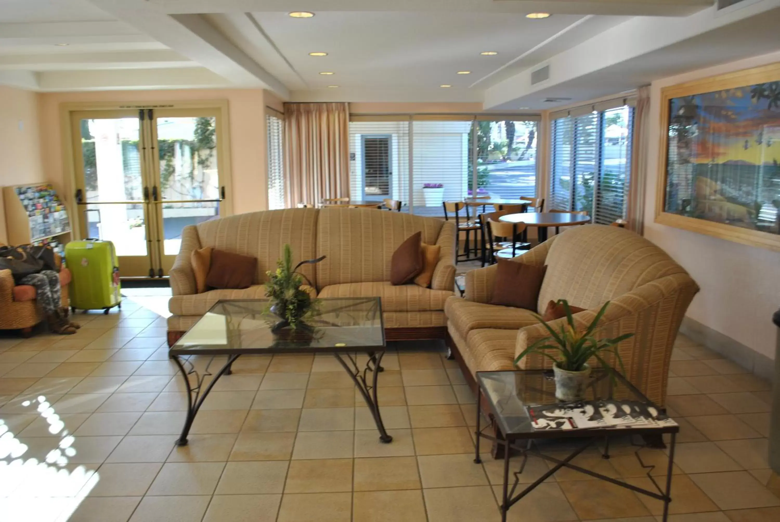Lobby or reception, Seating Area in Sandpiper Lodge - Santa Barbara