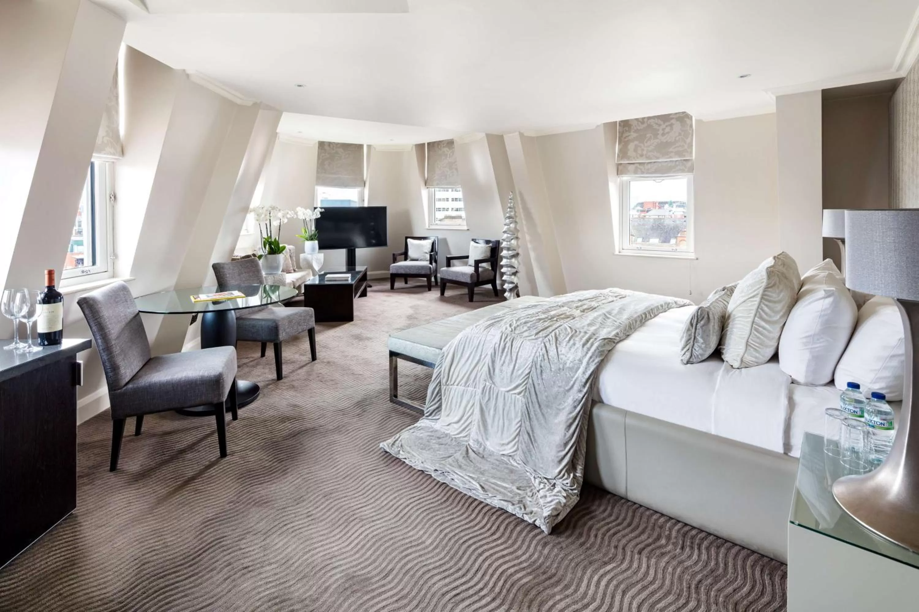 Photo of the whole room, Bed in Radisson Blu Hotel, London Mercer Street