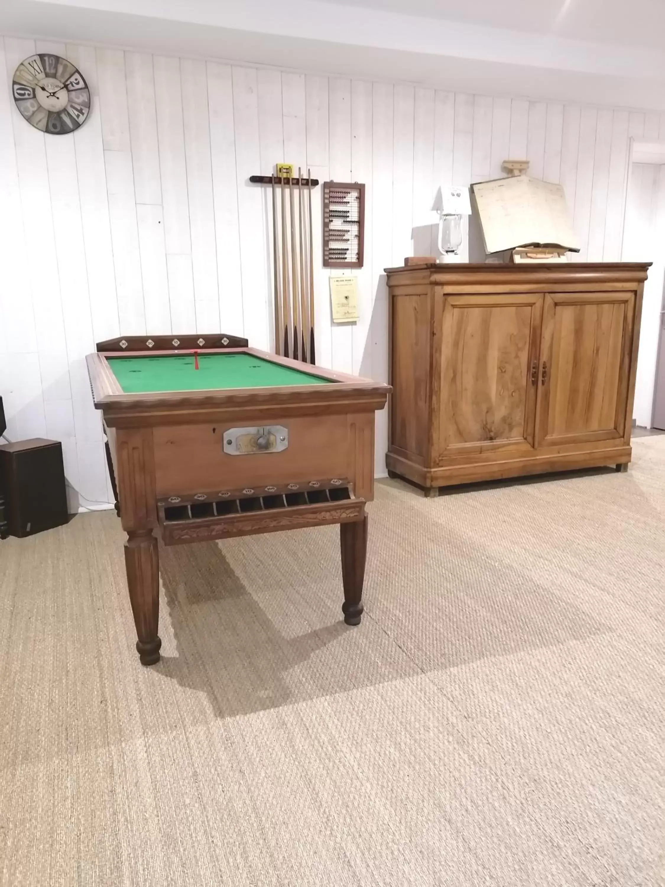 Communal lounge/ TV room, Billiards in La résinière