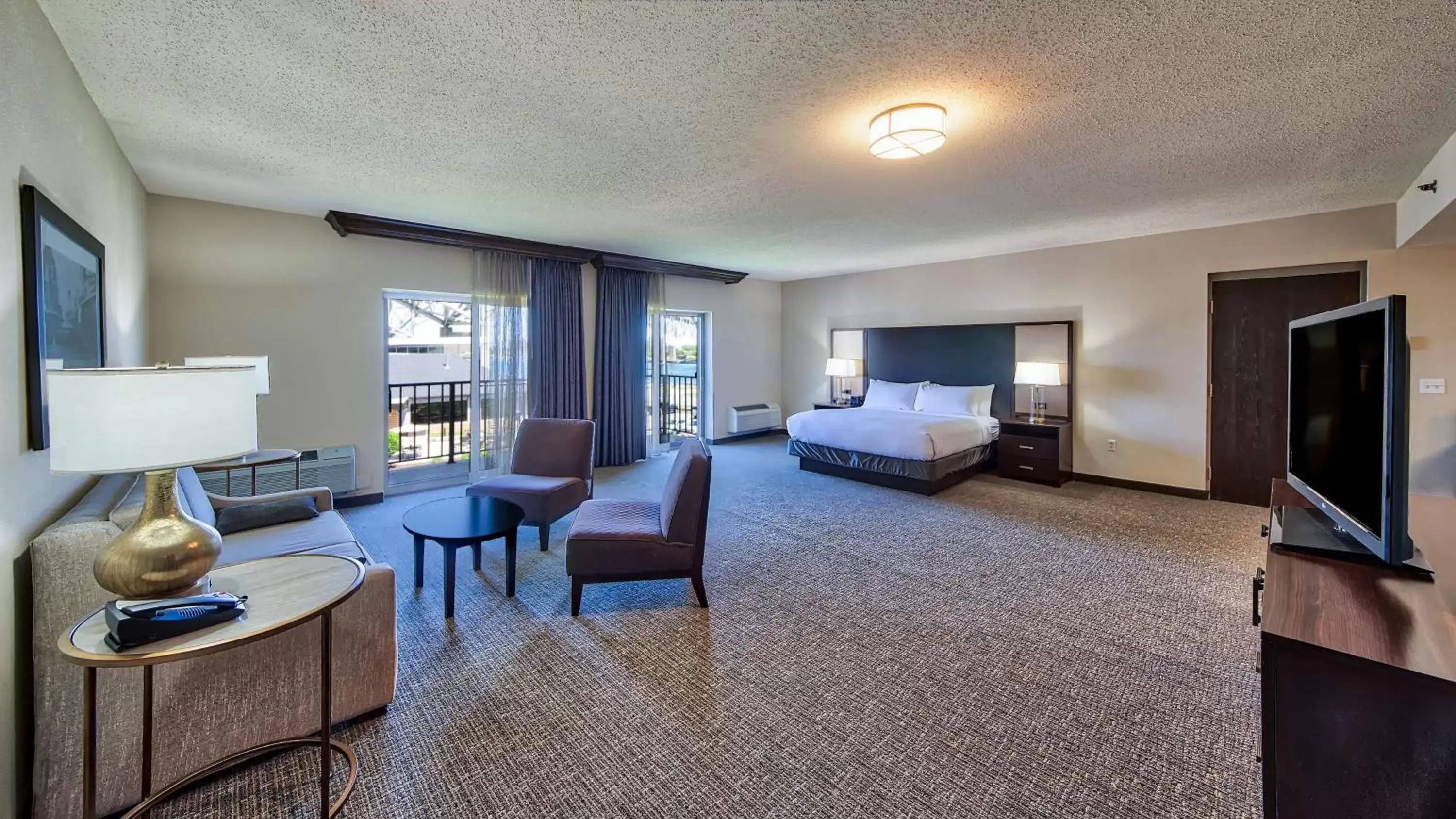 Living room, Seating Area in DoubleTree by Hilton Port Huron