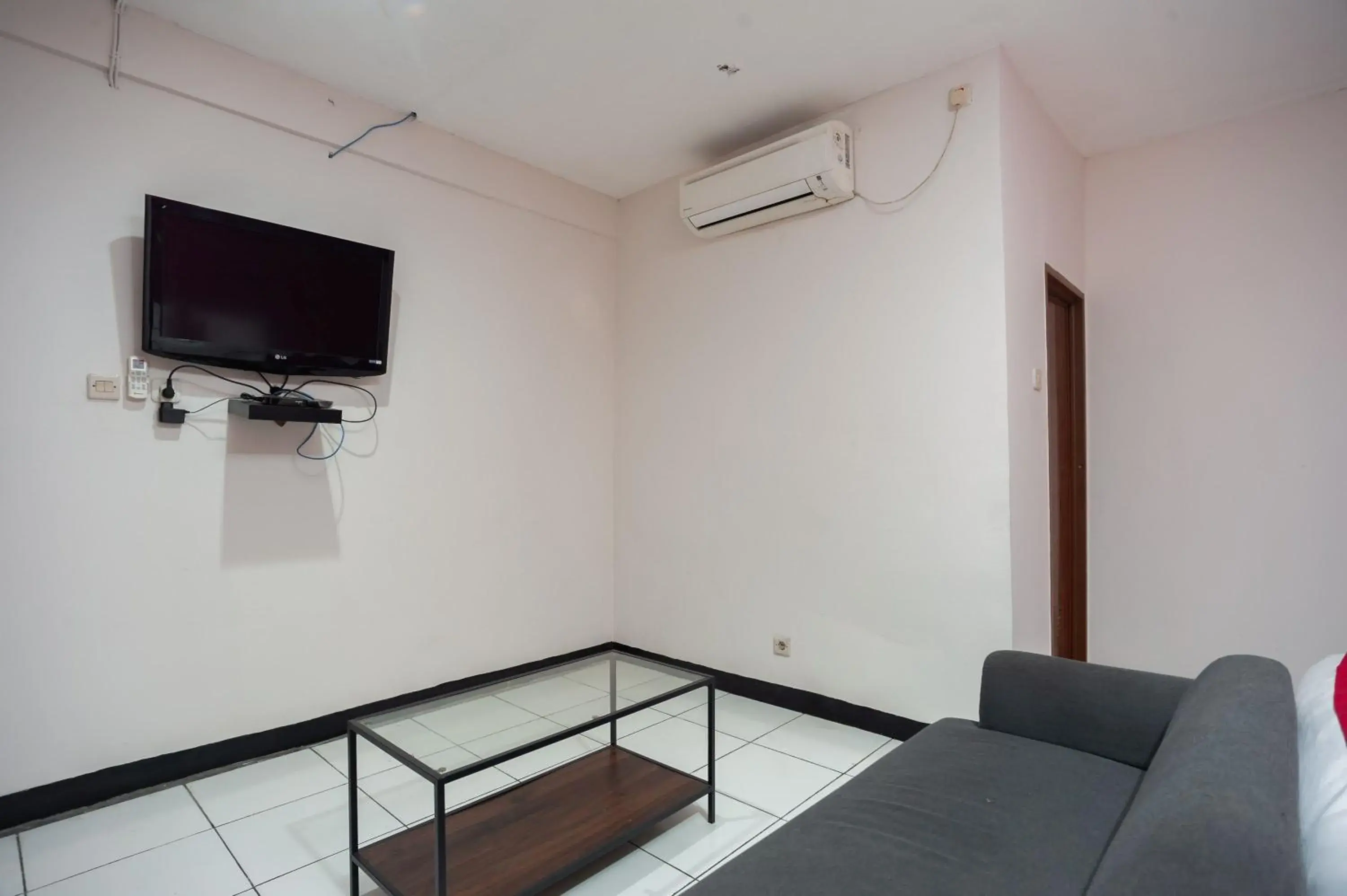 Living room, TV/Entertainment Center in RedDoorz Plus near Mall Kelapa Gading