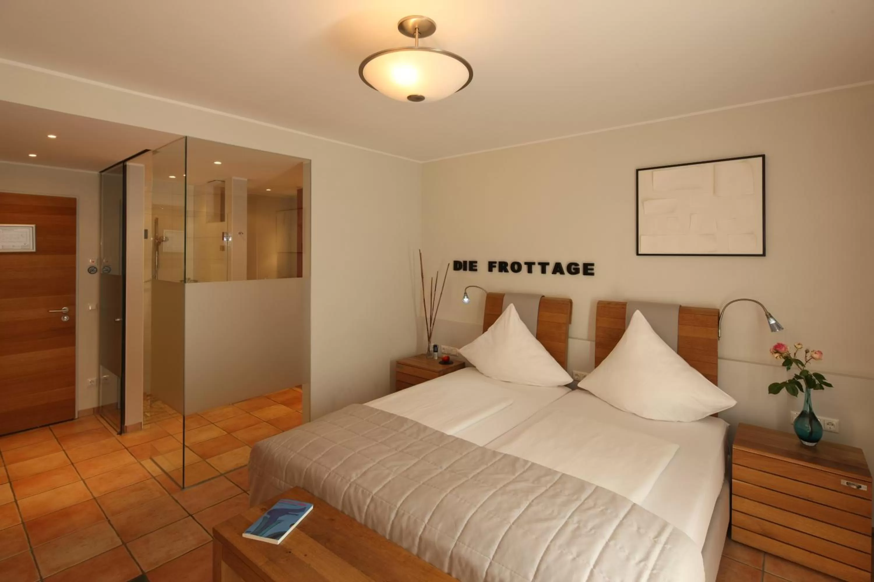 Photo of the whole room, Bed in Malerwinkel Hotel