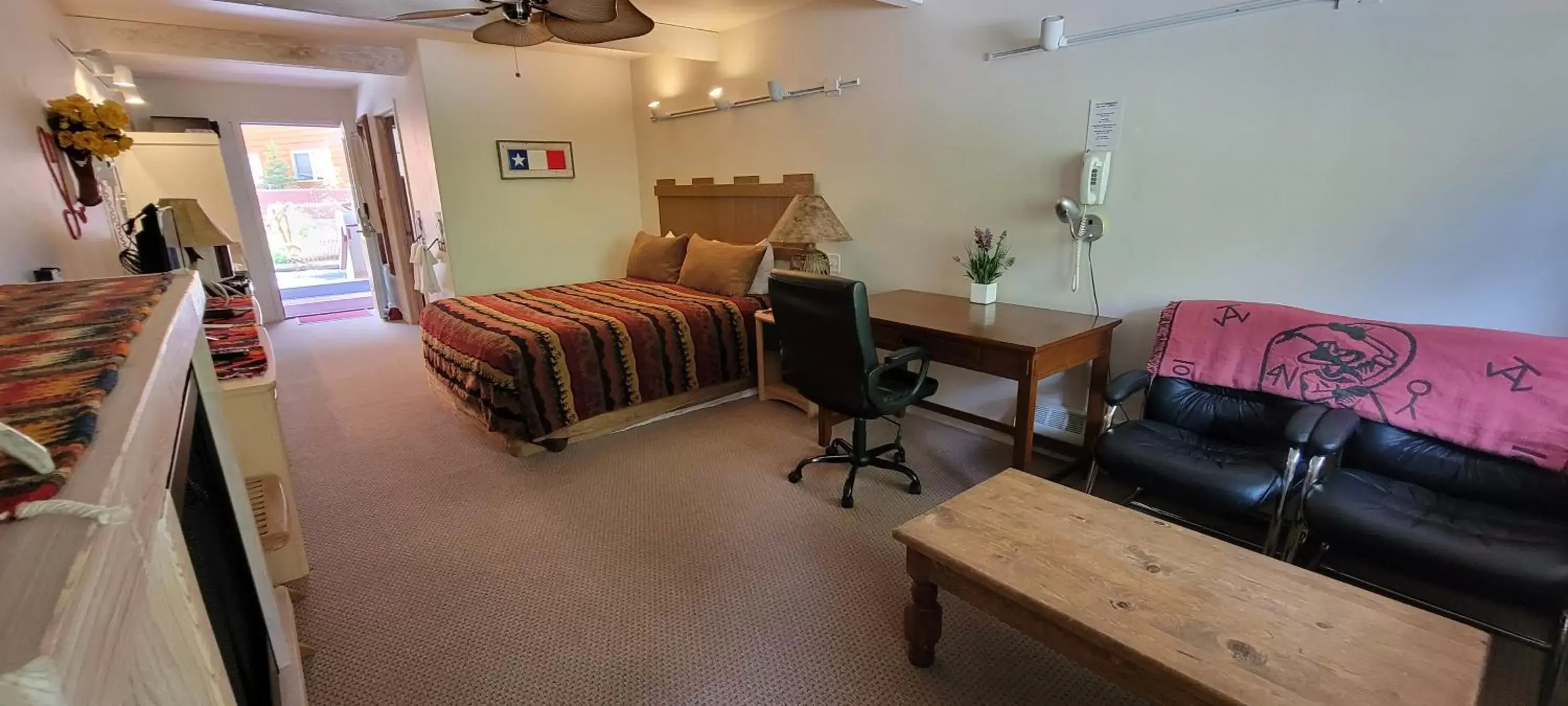 Bedroom, Seating Area in Hot Springs Inn