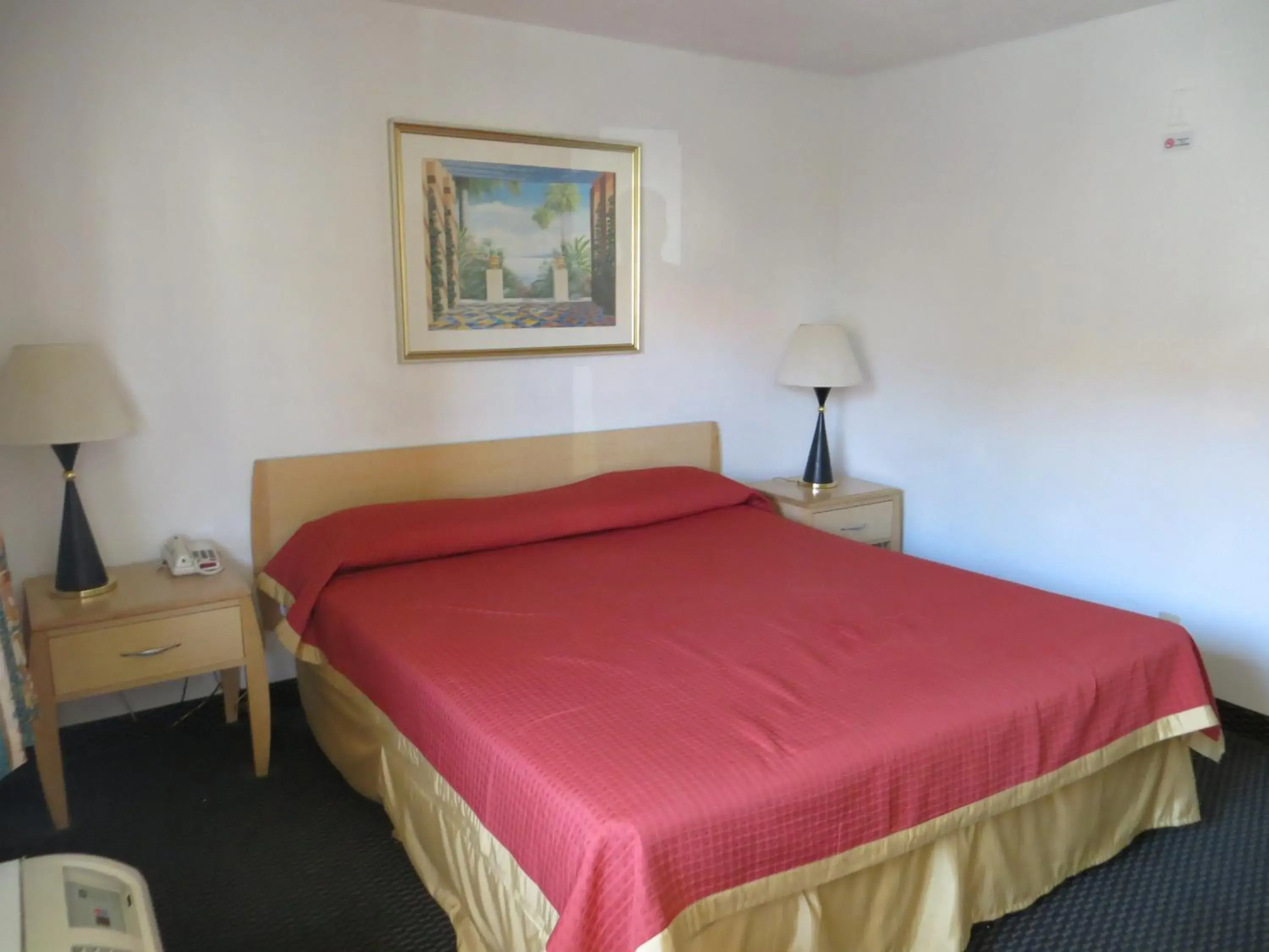 Photo of the whole room, Bed in Riverside Inn & Suites