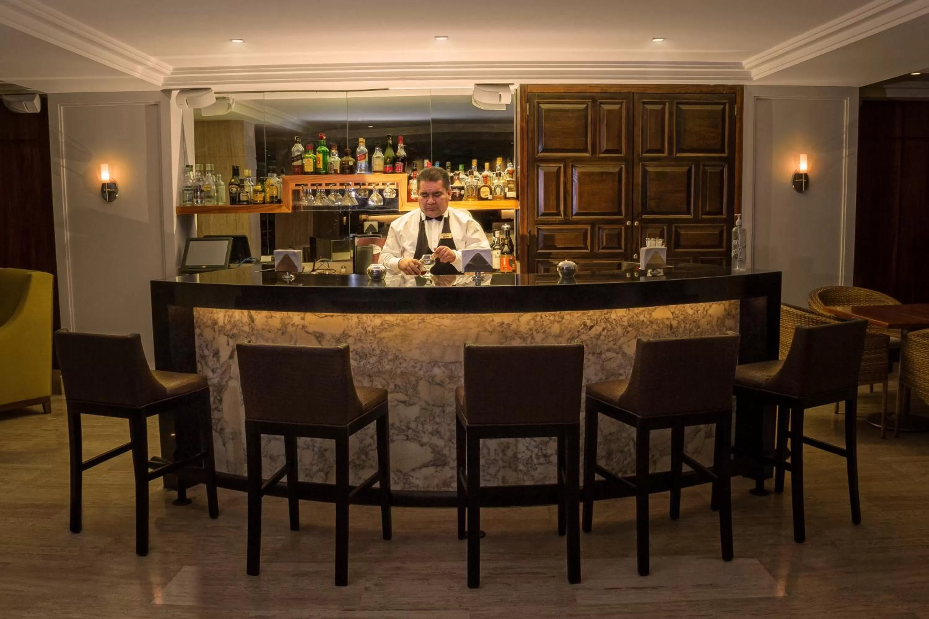 Lounge or bar in Ramada Plaza by Wyndham Leon