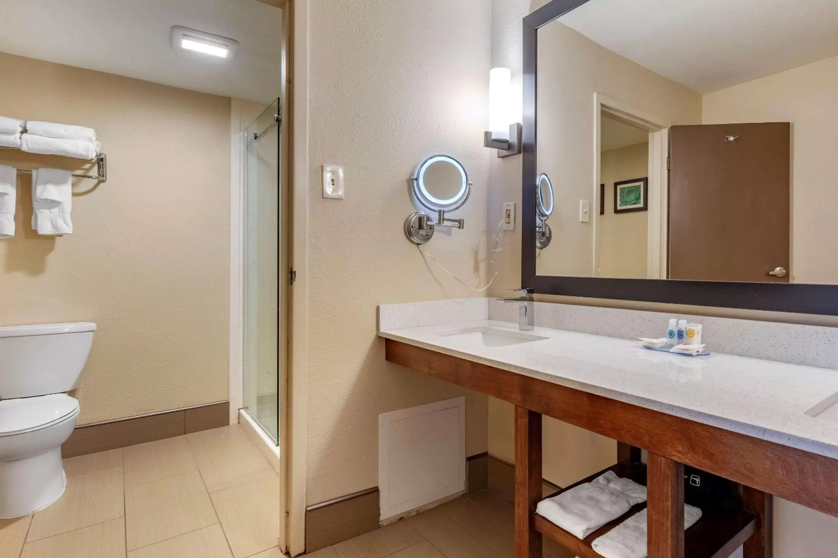 Photo of the whole room, Bathroom in Comfort Inn City of Natural Lakes