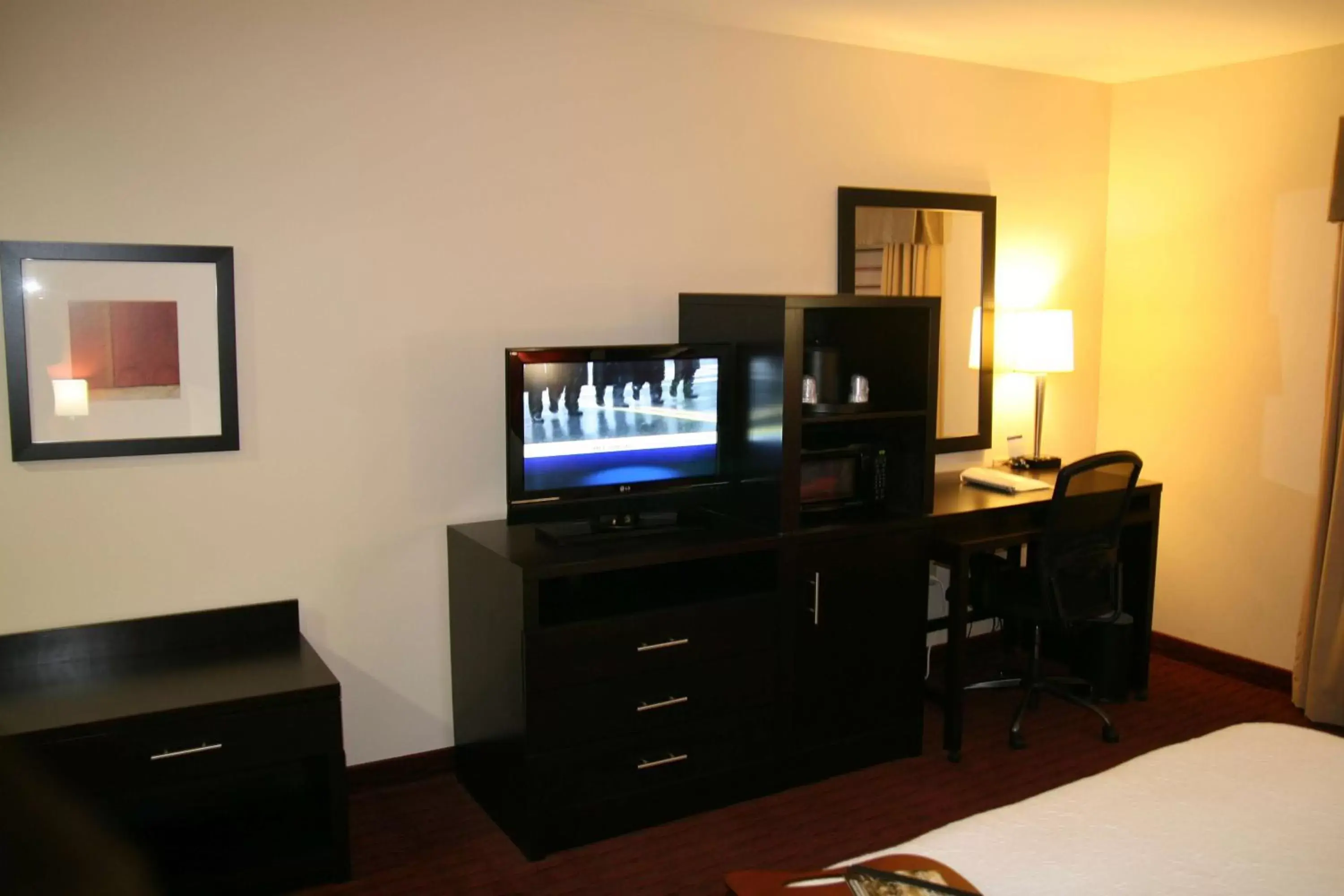 Living room, TV/Entertainment Center in Hampton Inn & Suites Lebanon