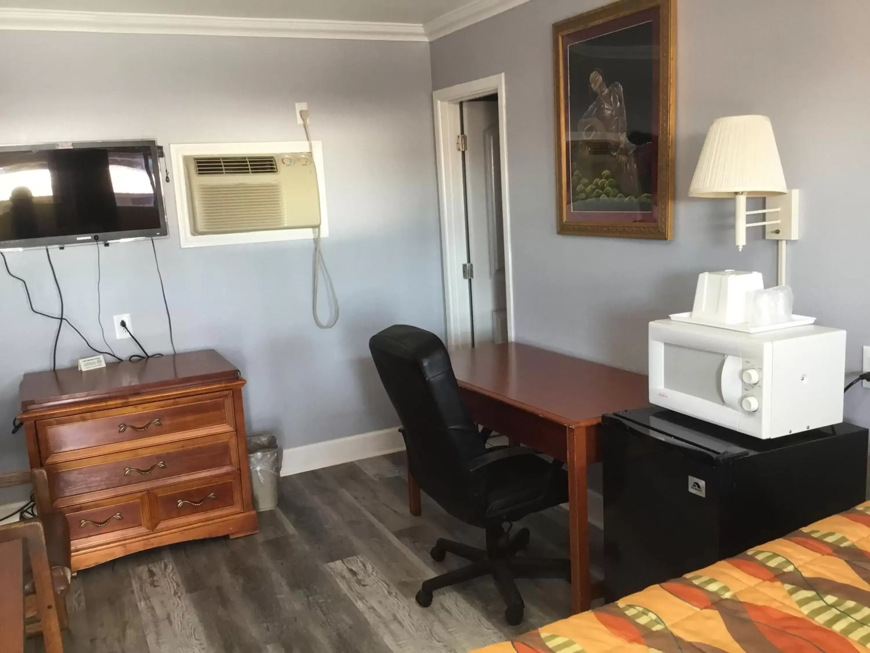 minibar, TV/Entertainment Center in Budget Inn Plainview