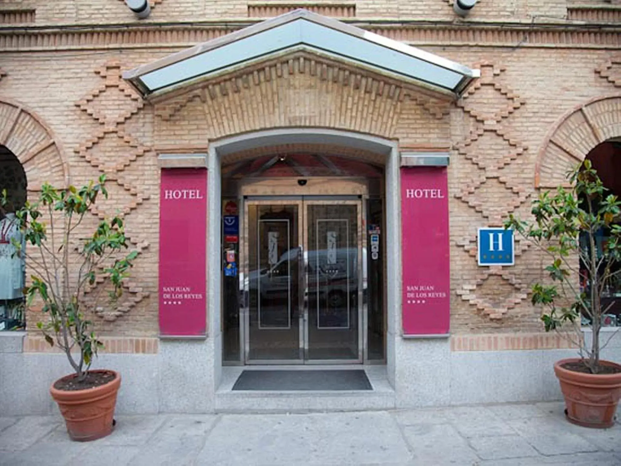 Facade/entrance in Hotel San Juan de los Reyes