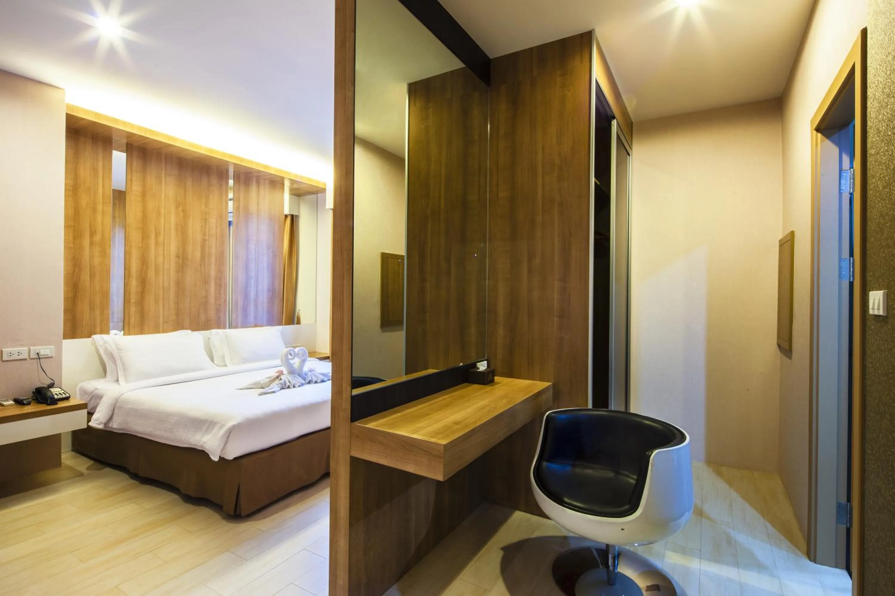 Photo of the whole room, Bed in Golden City Rayong Hotel