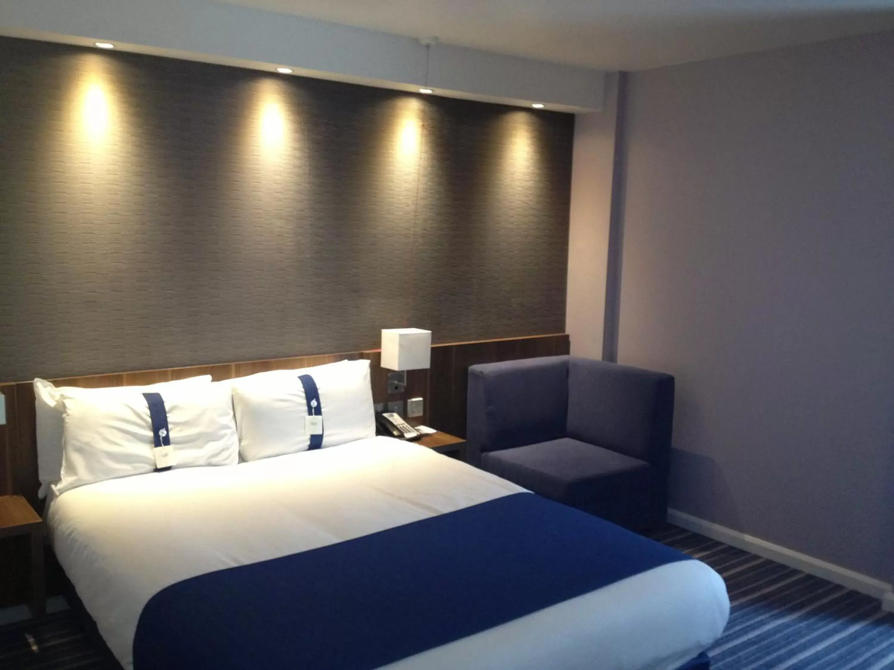 Photo of the whole room, Bed in Holiday Inn Express Windsor, an IHG Hotel