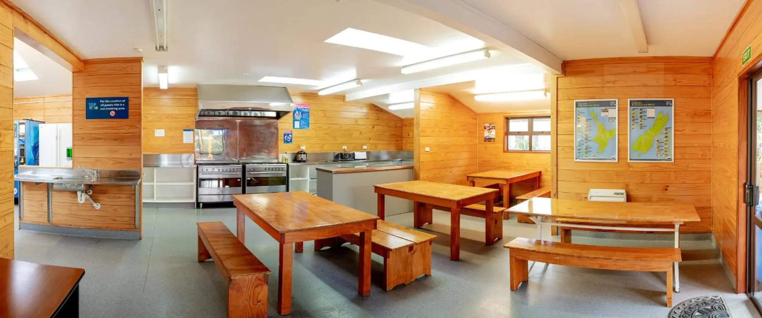 Dining area in Wellington TOP 10 Holiday Park Dining area in Wellington TOP 10 Holiday Park