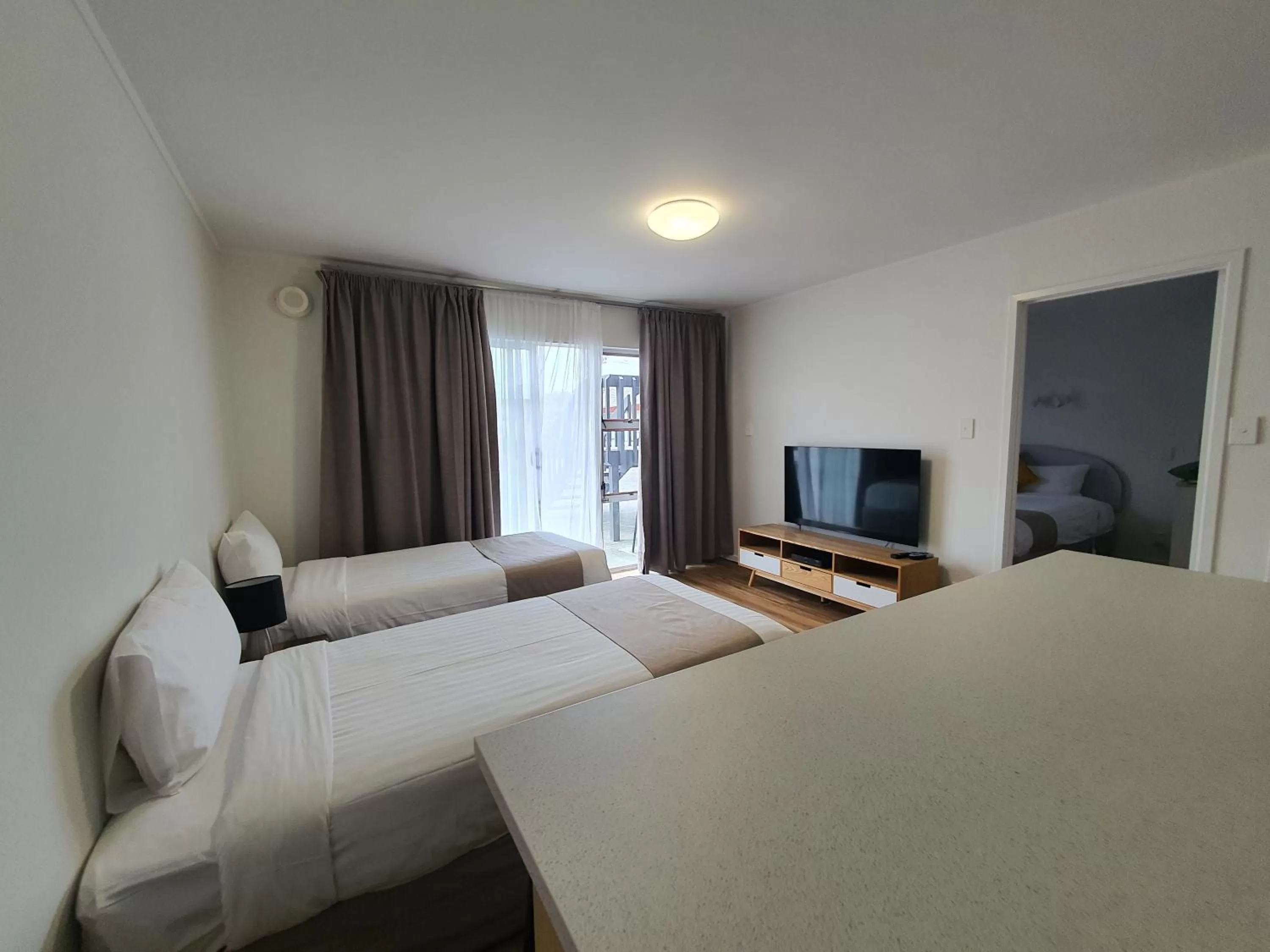 Living room, Bed in Ocean Inn Motel