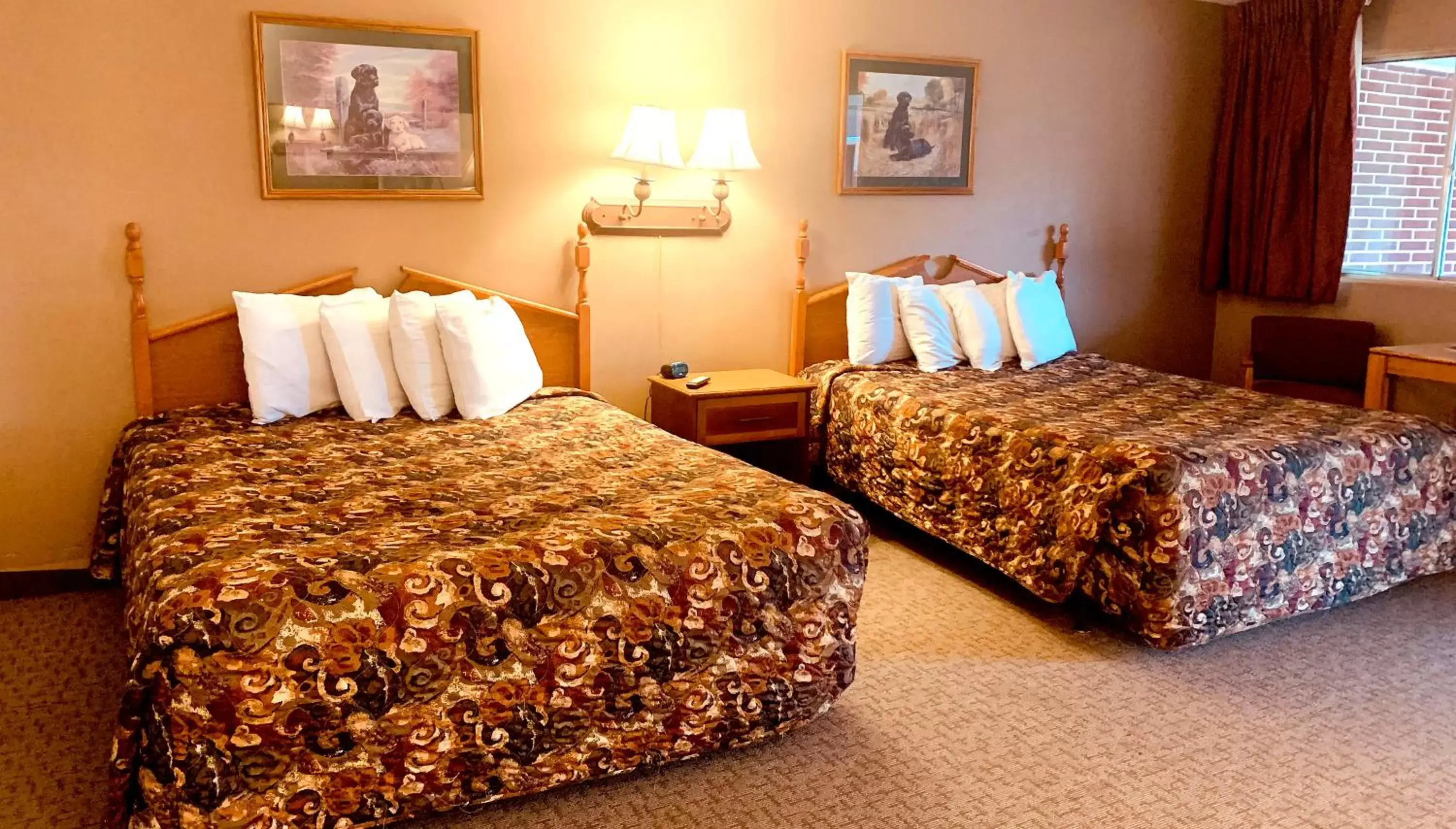 Bedroom, Bed in Raine Motel