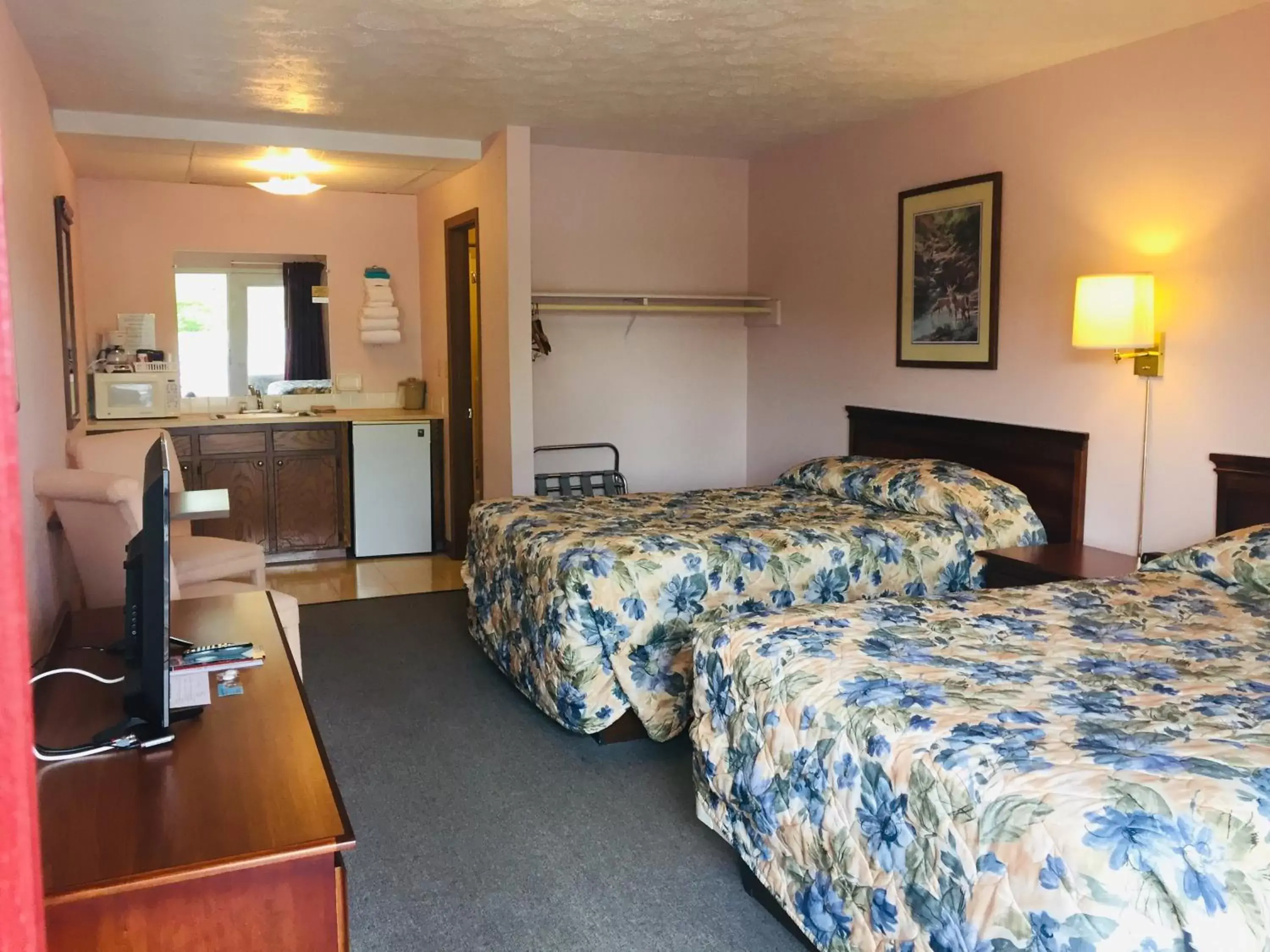 Photo of the whole room, Bed in Mountain Country Motor Inn