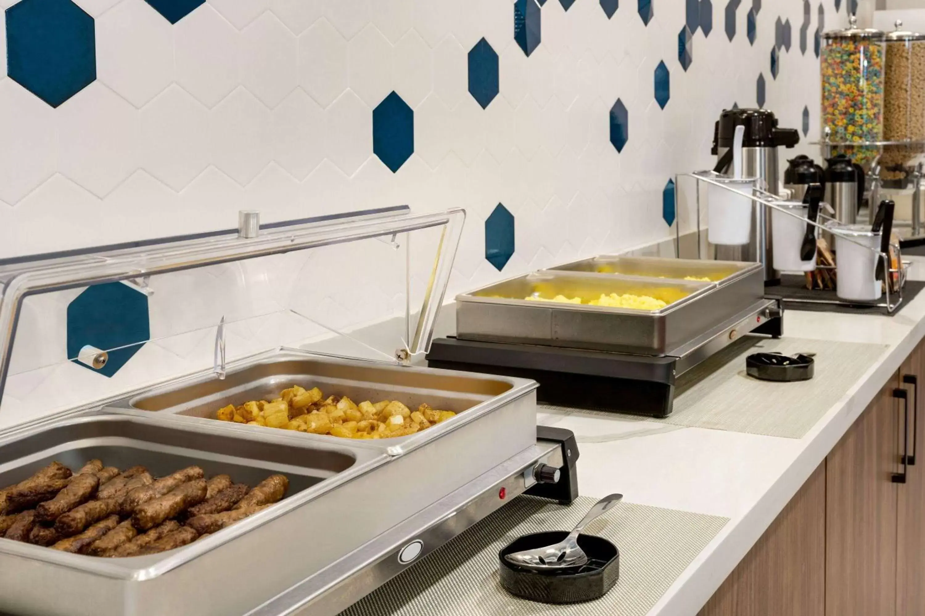 Breakfast, Kitchen/Kitchenette in La Quinta Inn & Suites by Wyndham Denver Parker