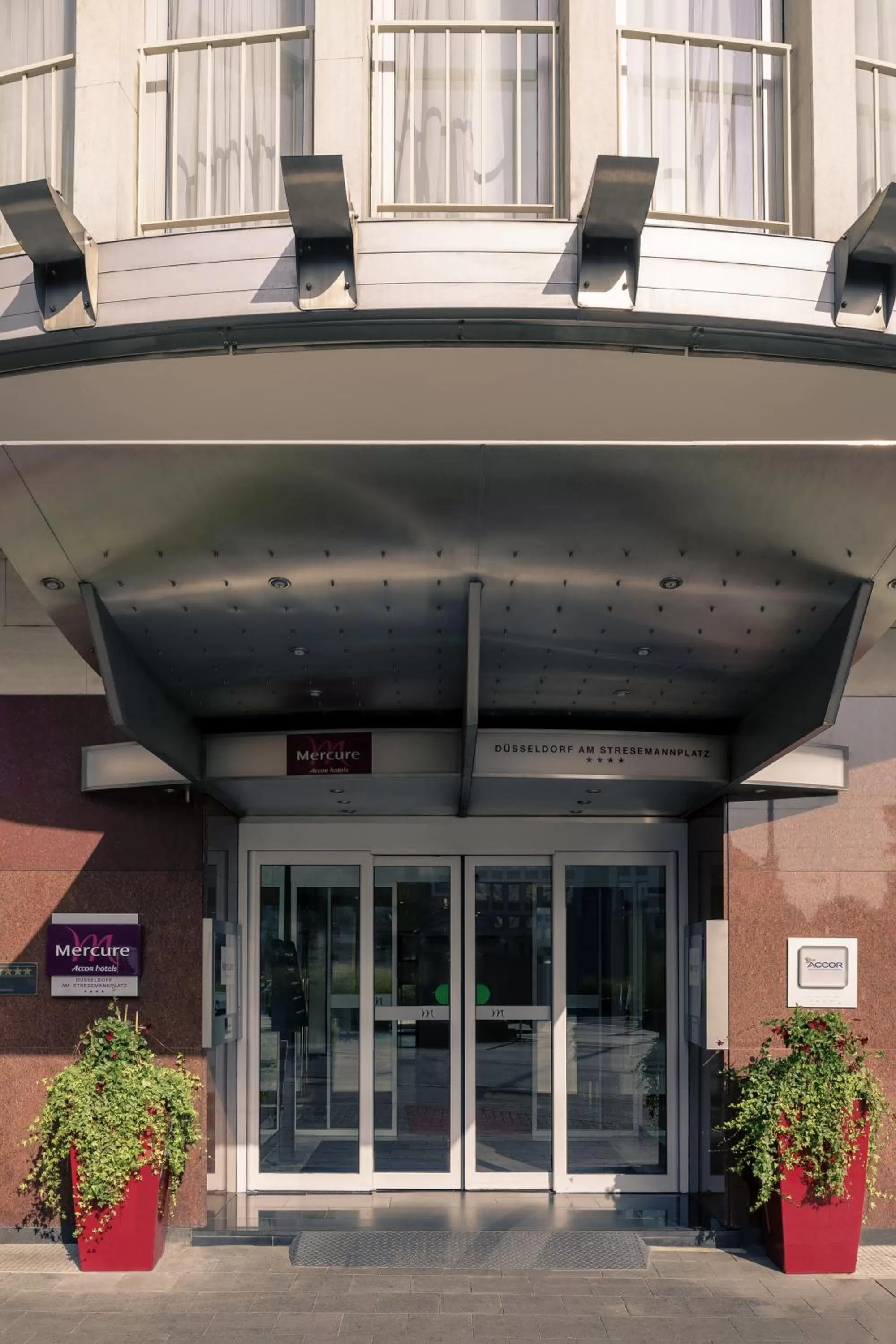 Facade/entrance in Mercure Hotel Düsseldorf City Center