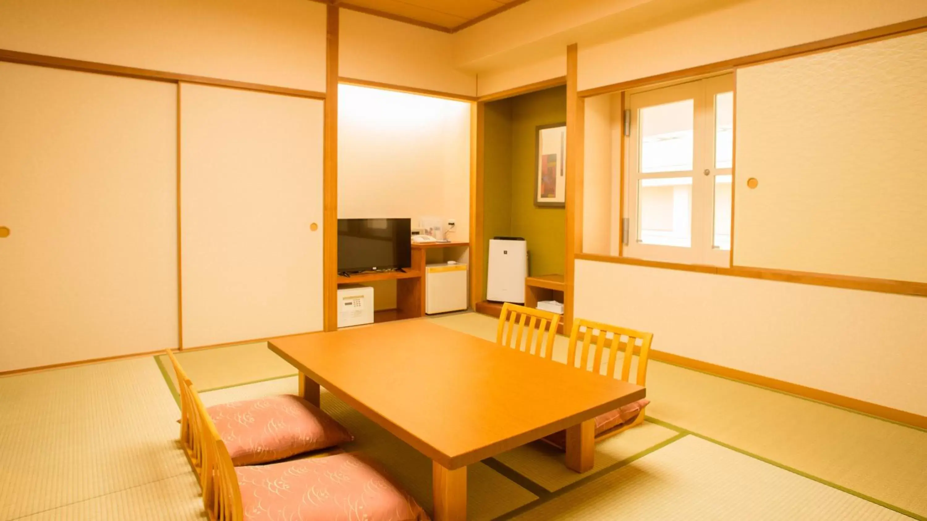 Photo of the whole room, Dining Area in ANA Holiday Inn Resort Miyazaki, an IHG Hotel