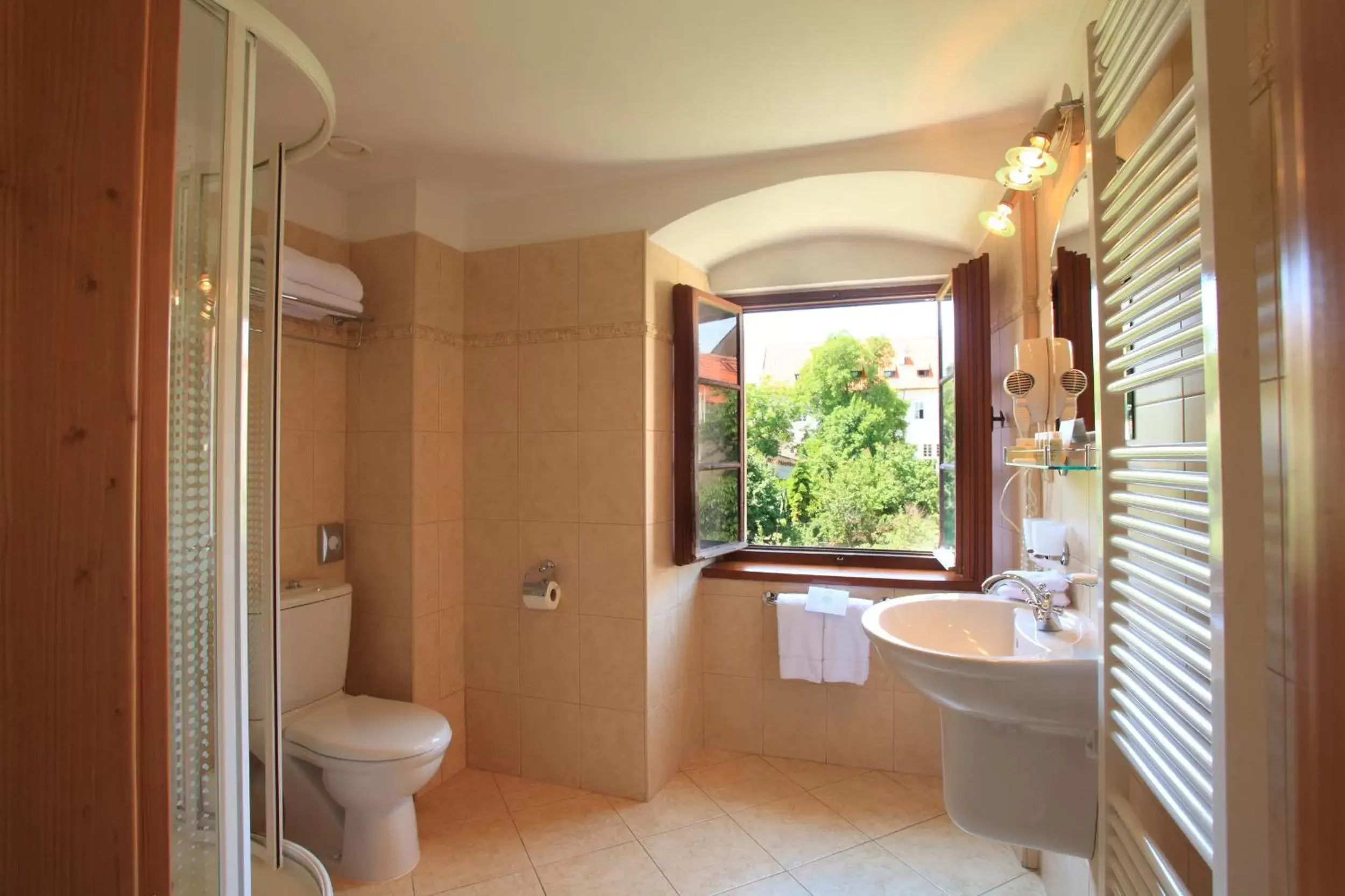 Bathroom in Questenberg Hotel