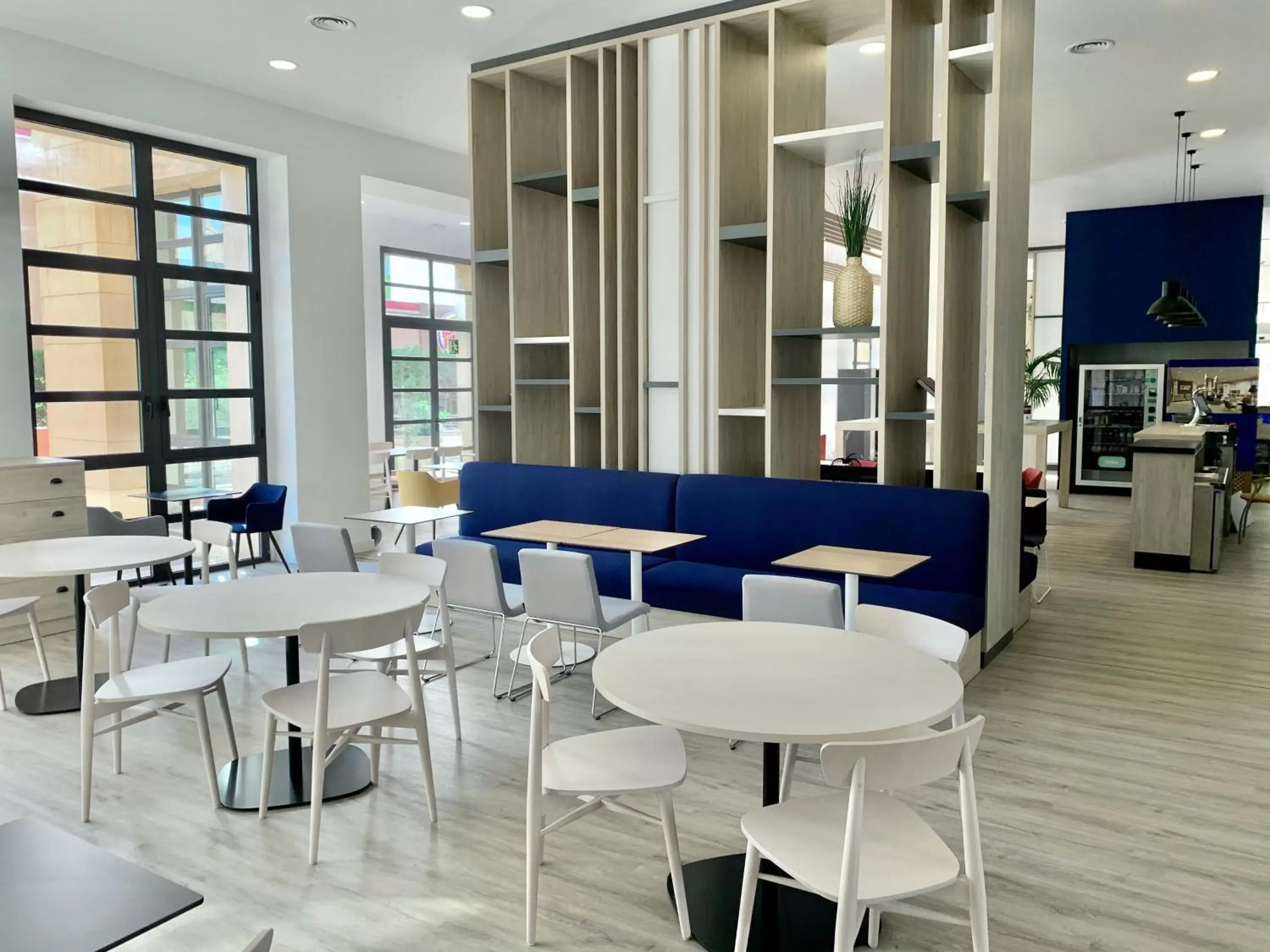 Property building, Lounge/Bar in Holiday Inn Express Ciudad de las Ciencias, an IHG Hotel